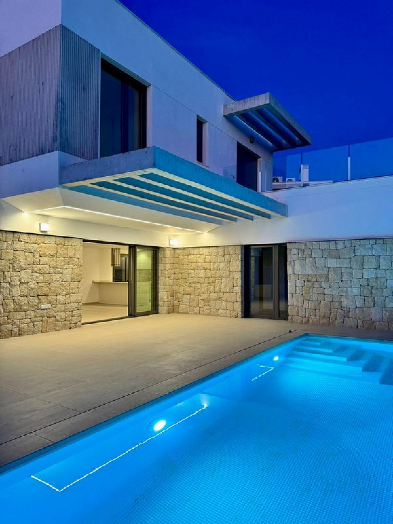 <p>Villa provided with 4 Bedrooms and 4 Bathrooms, private swimming pool and parking space on own plot. </p>