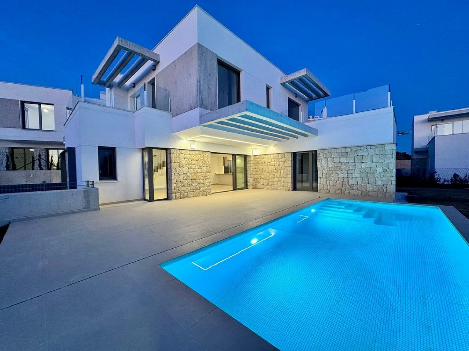 <p>Villa provided with 4 Bedrooms and 4 Bathrooms, private swimming pool and parking space on own plot. </p>