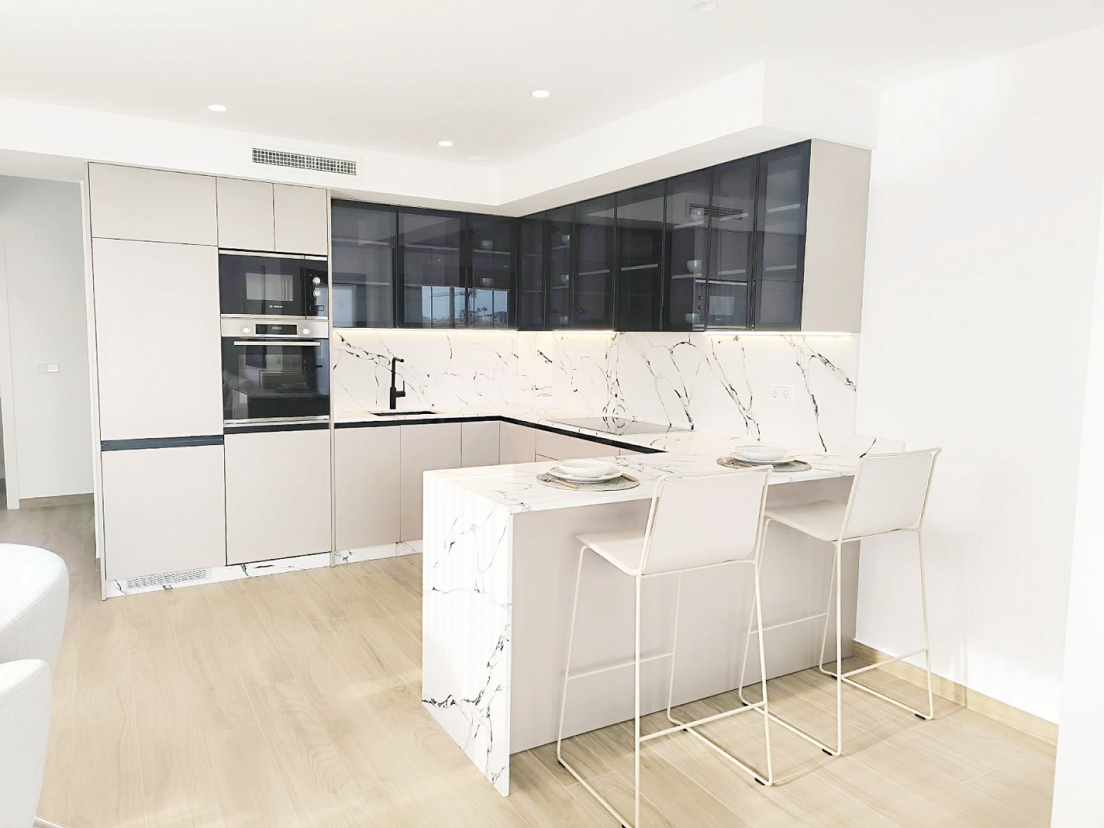 <p>Villa with basement provided with 3 Bedrooms and 2 Bathrooms, private swimming pool and parking space on own plot. </p>