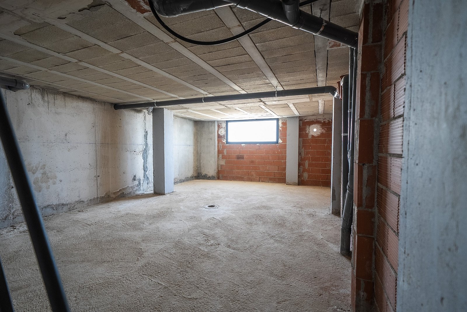 <p>Villa with basement provided with 3 Bedrooms and 2 Bathrooms, private swimming pool and parking space on own plot. </p>