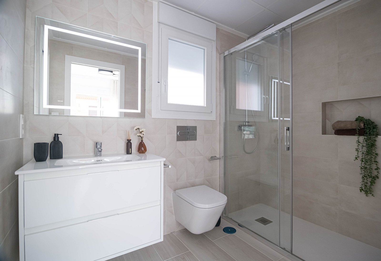 <p>Villa provided with 3 Bedrooms and 2 Bathrooms, private swimming pool and parking space on own plot. </p><p>Residencial Aire Limpio III is a lux...