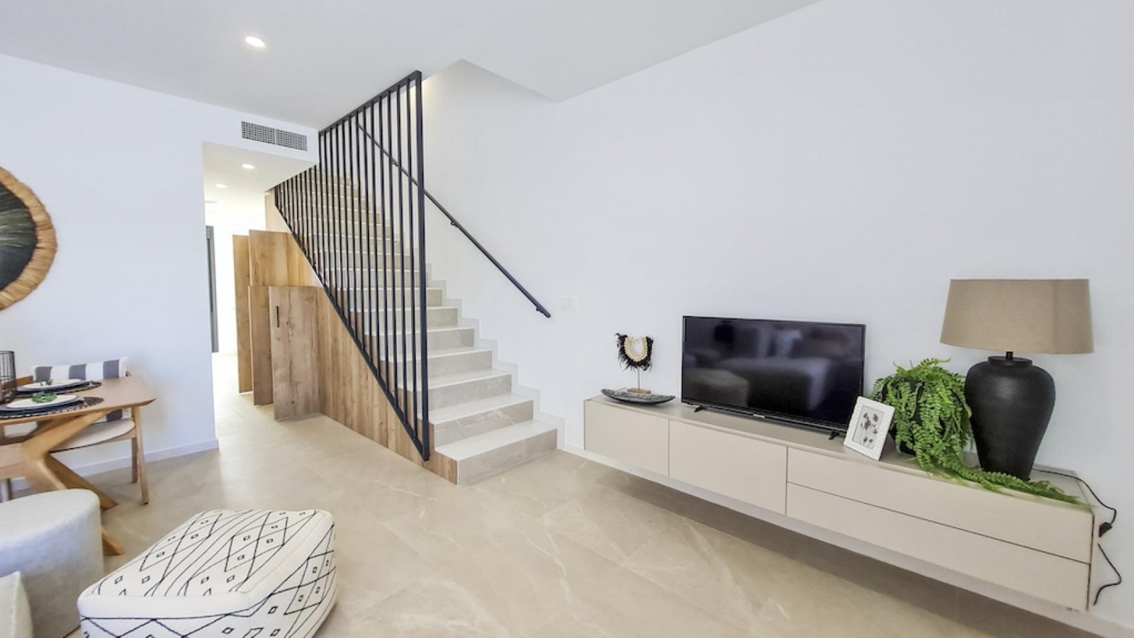 <p>Villa provided with 3 Bedrooms and 2 Bathrooms, private swimming pool and parking space on own plot. </p><p>Residencial Jacaranda is a luxury co...