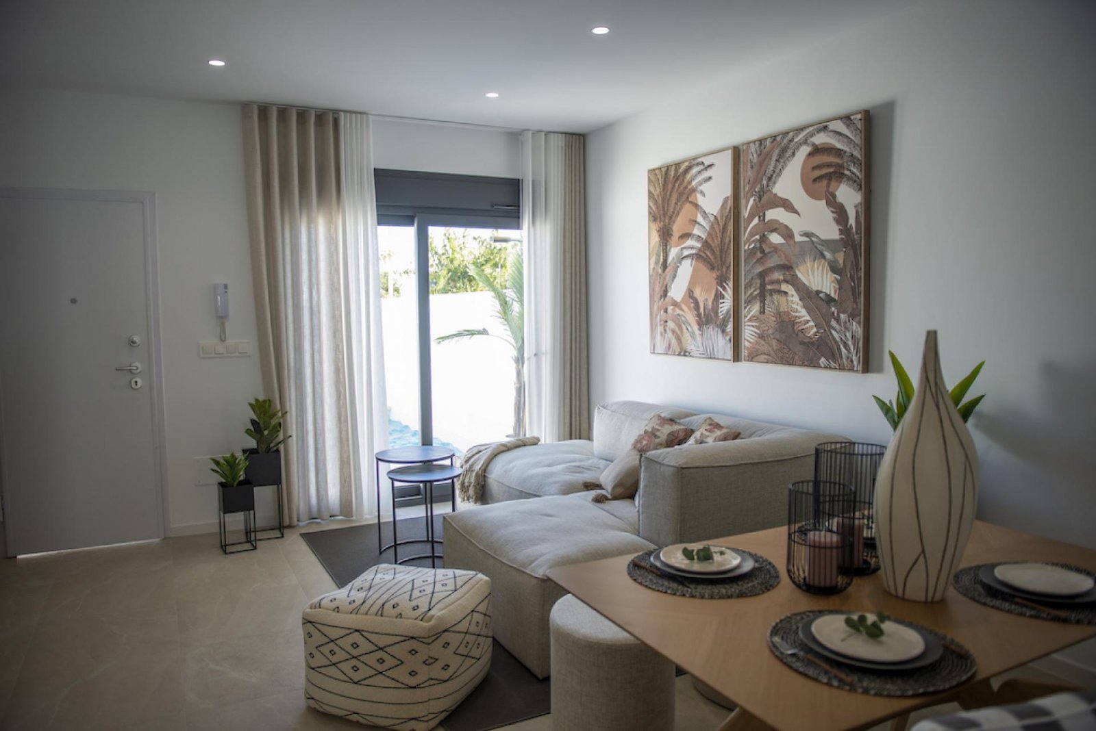 <p>Villa provided with 3 Bedrooms and 2 Bathrooms, private swimming pool and parking space on own plot. </p><p>Residencial Jacaranda is a luxury co...