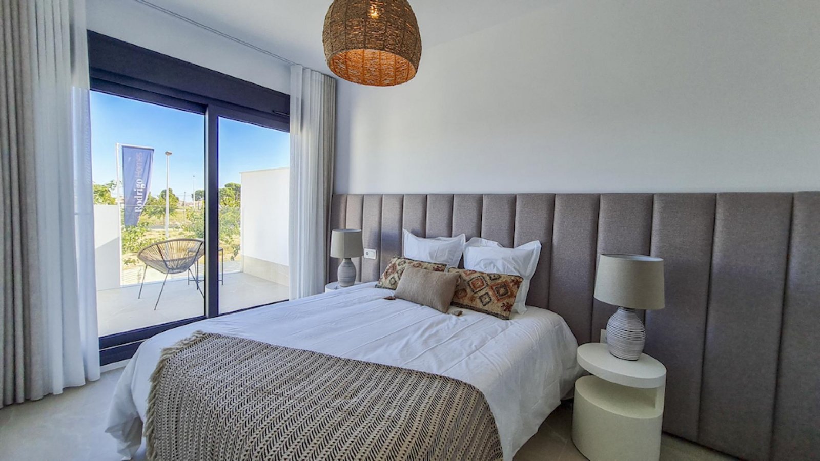 <p>Villa provided with 3 Bedrooms and 2 Bathrooms, private swimming pool and parking space on own plot. </p><p>Residencial Jacaranda is a luxury co...