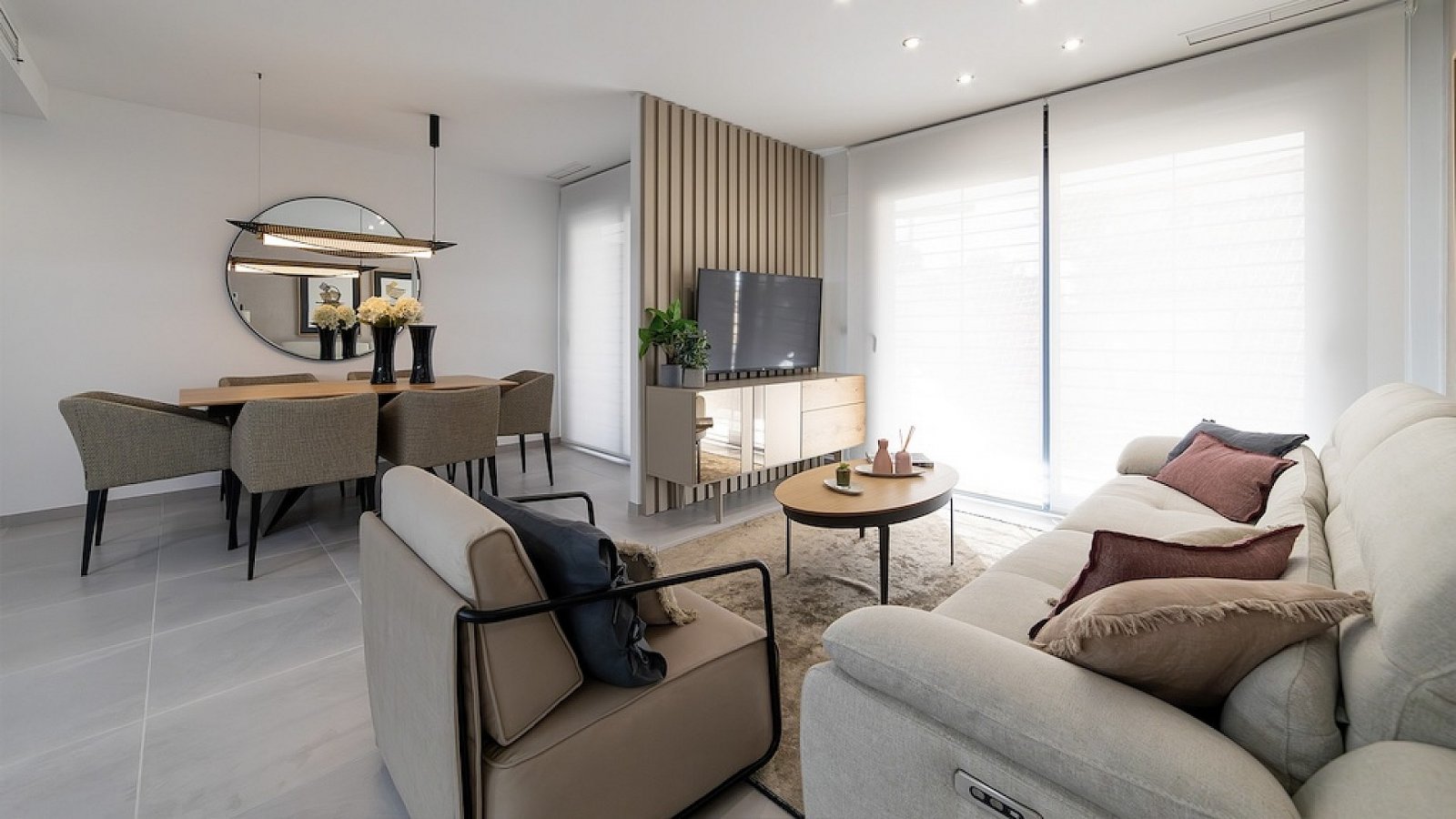 <p>Apartment with garden provided with 3 Bedrooms and 2 Bathrooms, infinity swimming pool and optional underground parking & storage room. </p><p>O...