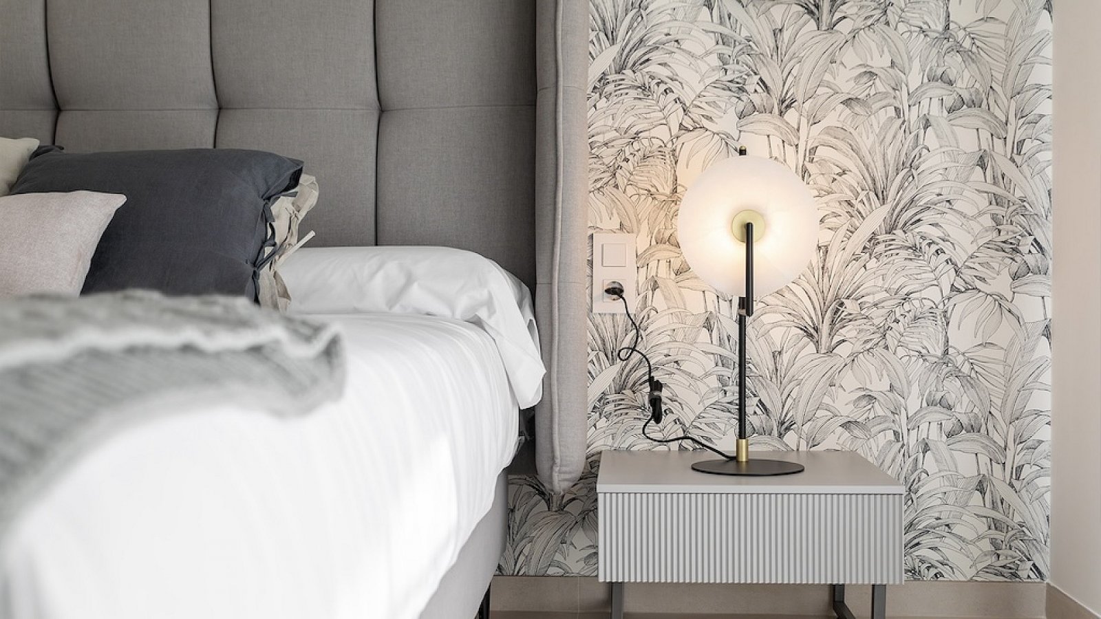 <p>Apartment with garden provided with 3 Bedrooms and 2 Bathrooms, infinity swimming pool and optional underground parking & storage room. </p><p>O...