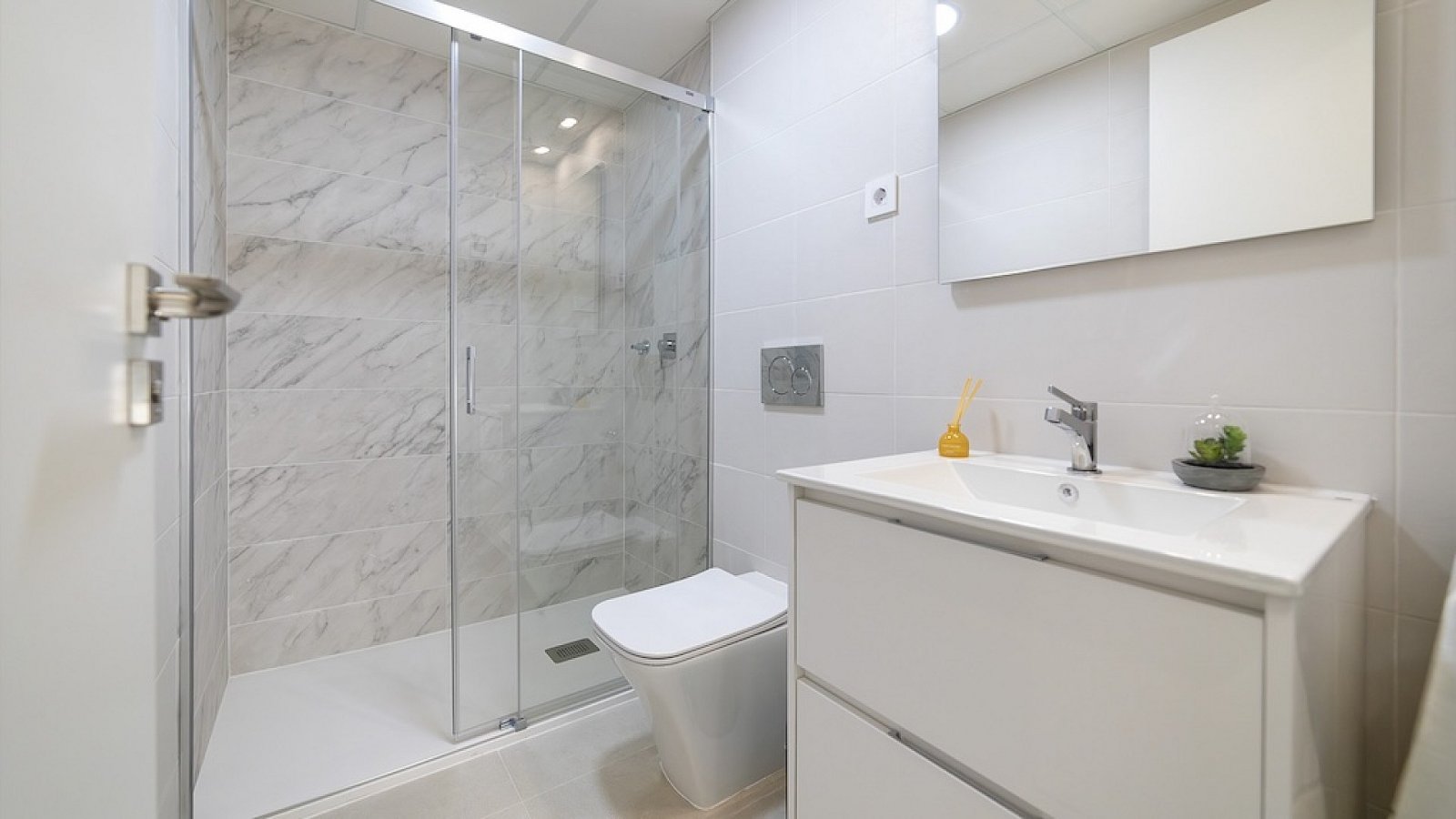 <p>Apartment with garden provided with 3 Bedrooms and 2 Bathrooms, infinity swimming pool and optional underground parking & storage room. </p><p>O...