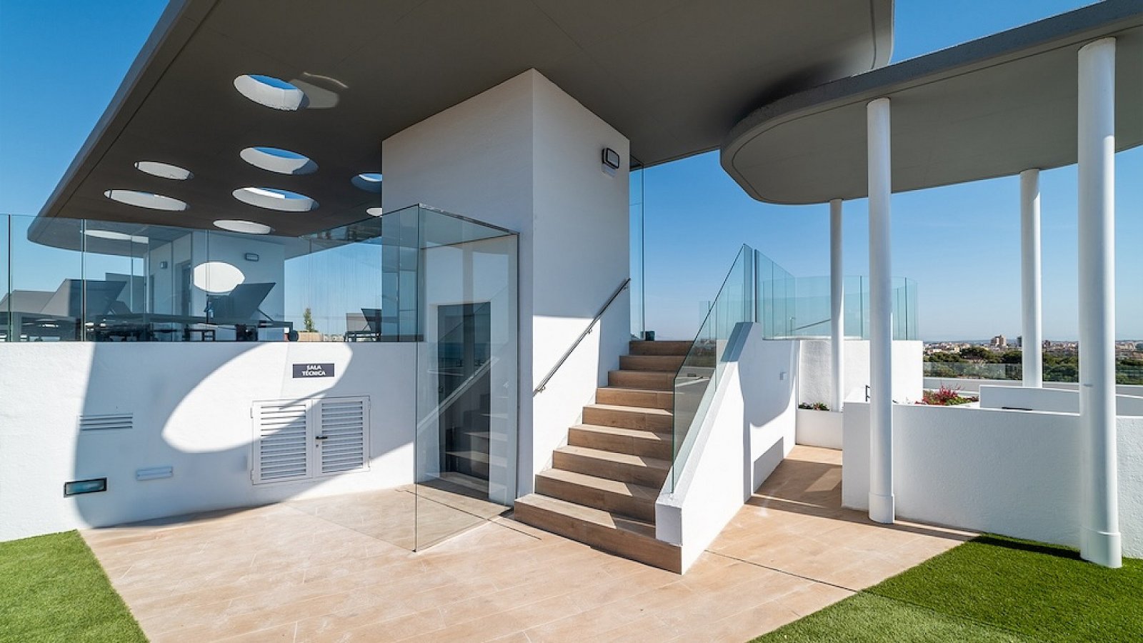 <p>Apartment with garden provided with 3 Bedrooms and 2 Bathrooms, infinity swimming pool and optional underground parking & storage room. </p><p>O...