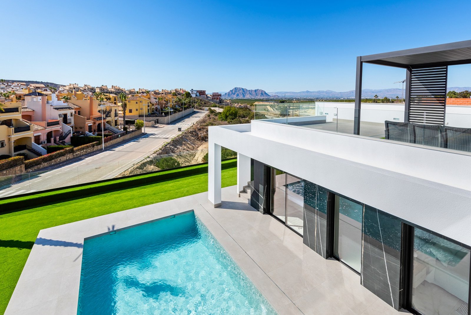 <p>Villa provided with 3 Bedrooms and 2 Bathrooms, private swimming pool and parking space on own plot. </p><p>This project of 40 villas offers the...
