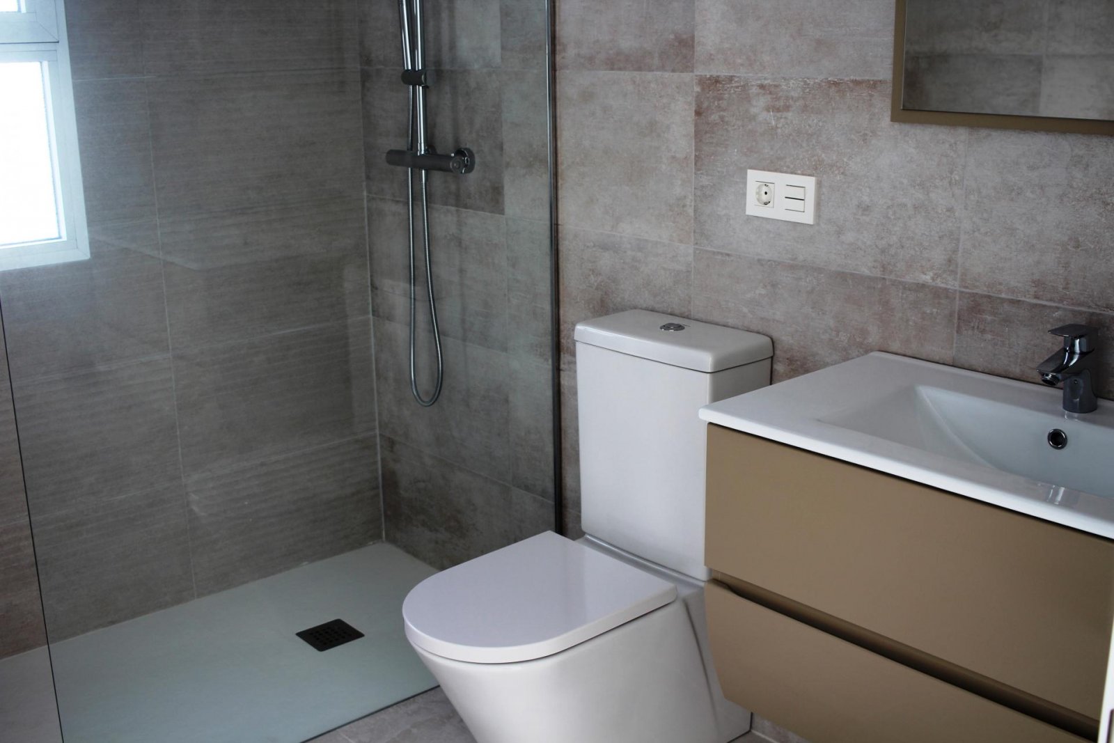 <p>Villa provided with 3 Bedrooms and 2 Bathrooms, private swimming pool and parking space on own plot. </p><p>We are delighted to present you this...