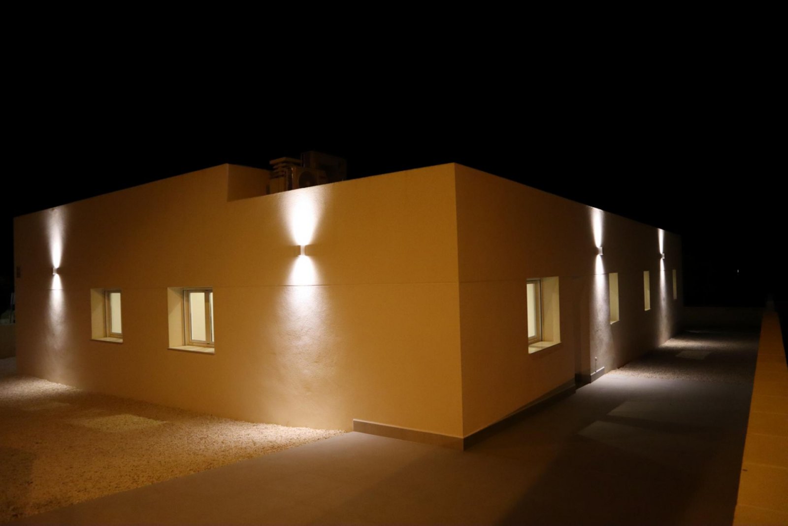 Moderne Neubau-Villa mit Pool & Traumgrundstück