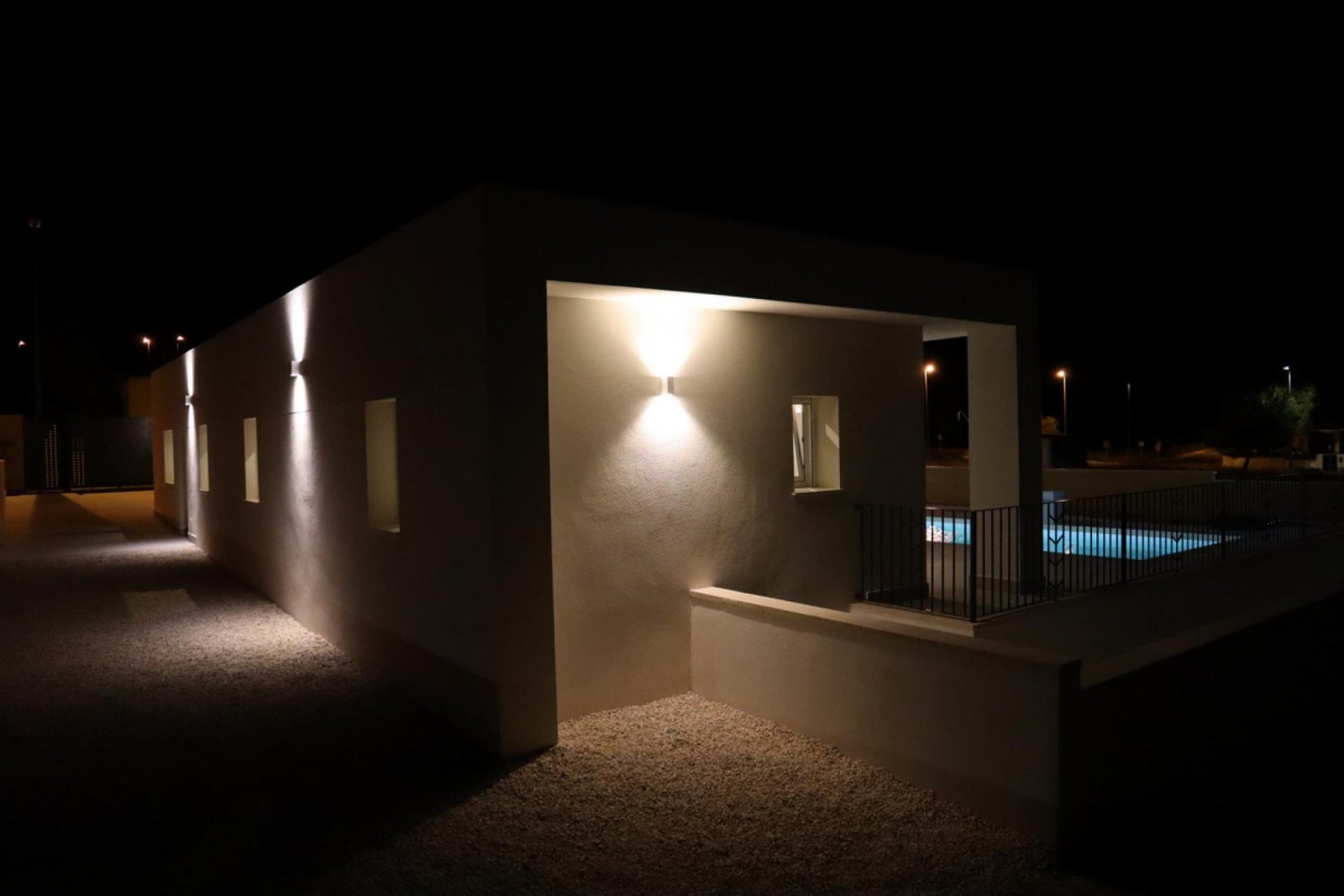 Moderne Neubau-Villa mit Pool & Traumgrundstück