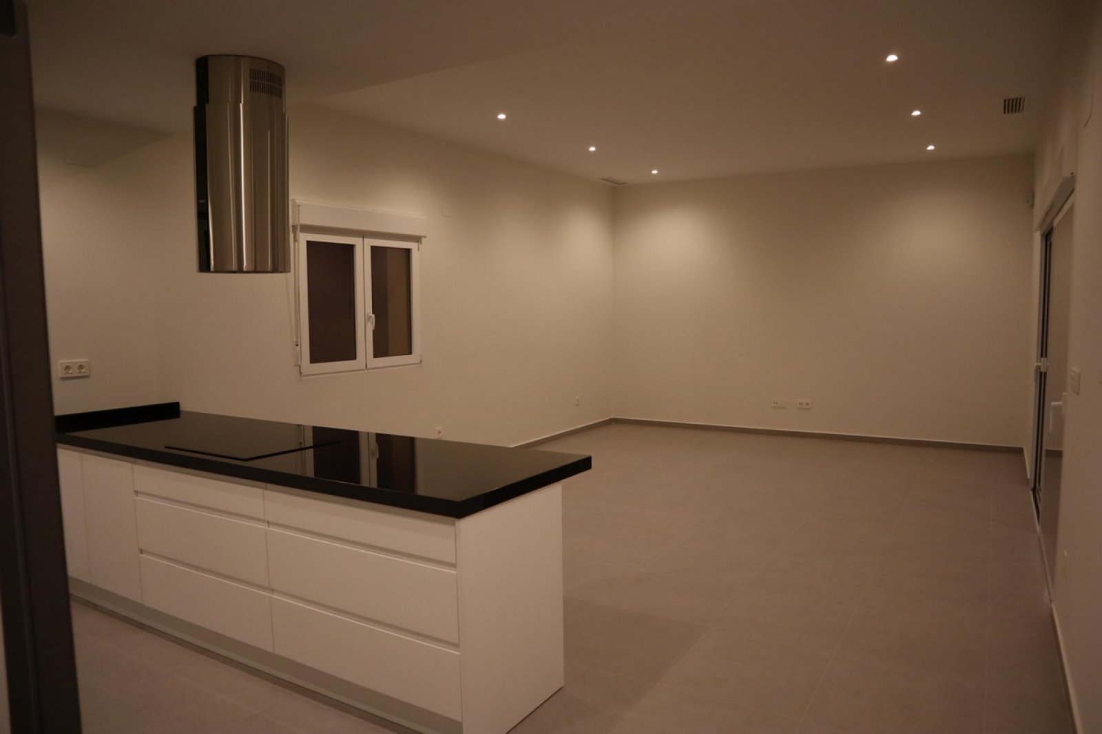 Moderne Neubau-Villa mit Pool & Traumgrundstück