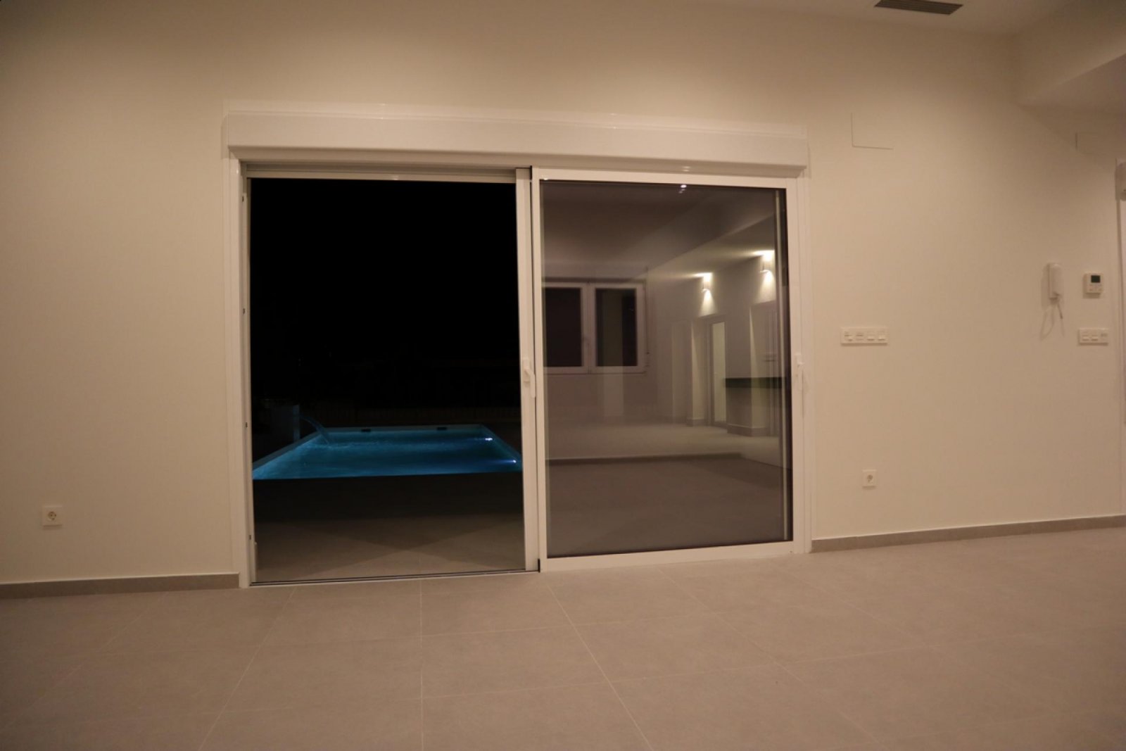 Moderne Neubau-Villa mit Pool & Traumgrundstück