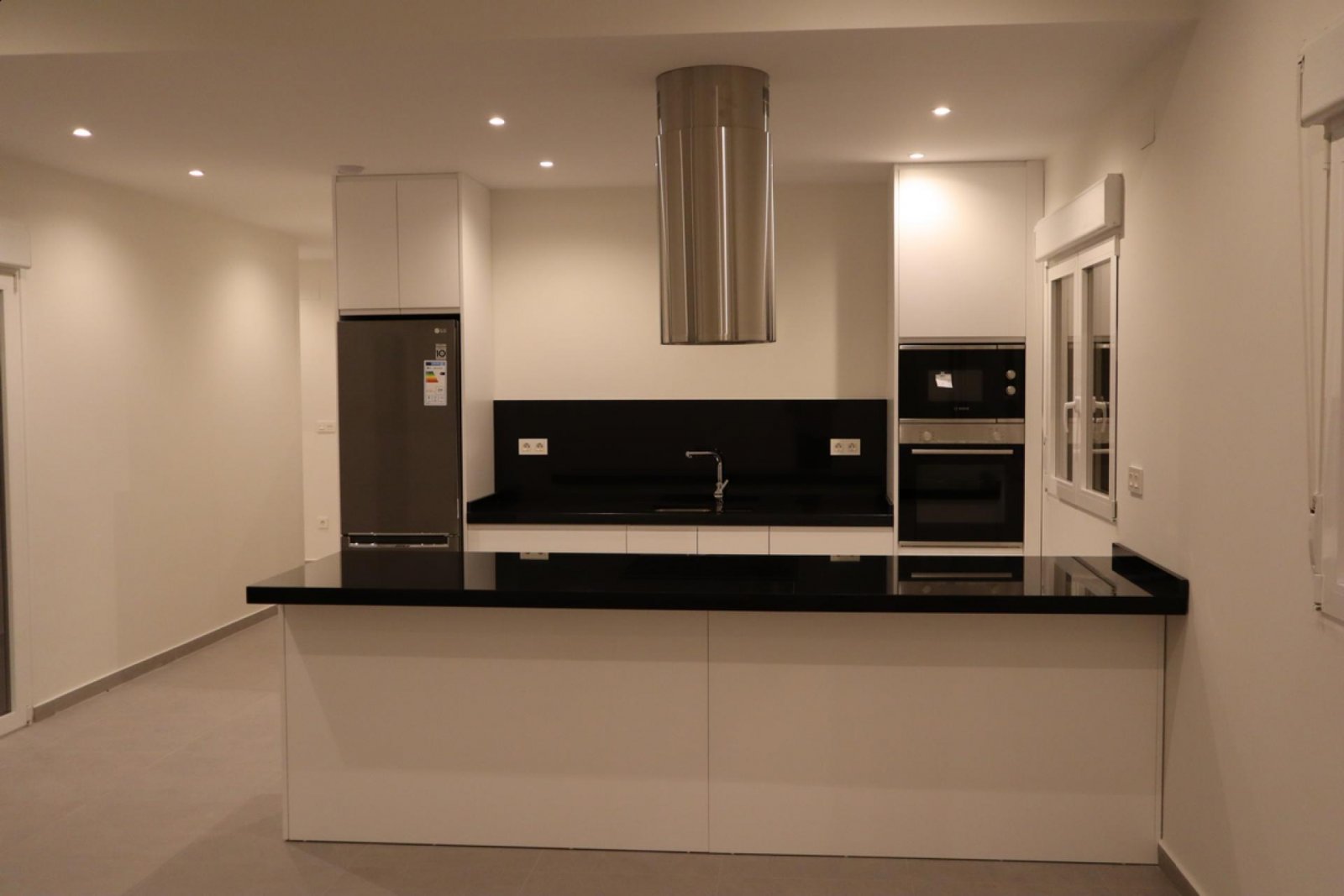 Moderne Neubau-Villa mit Pool & Traumgrundstück