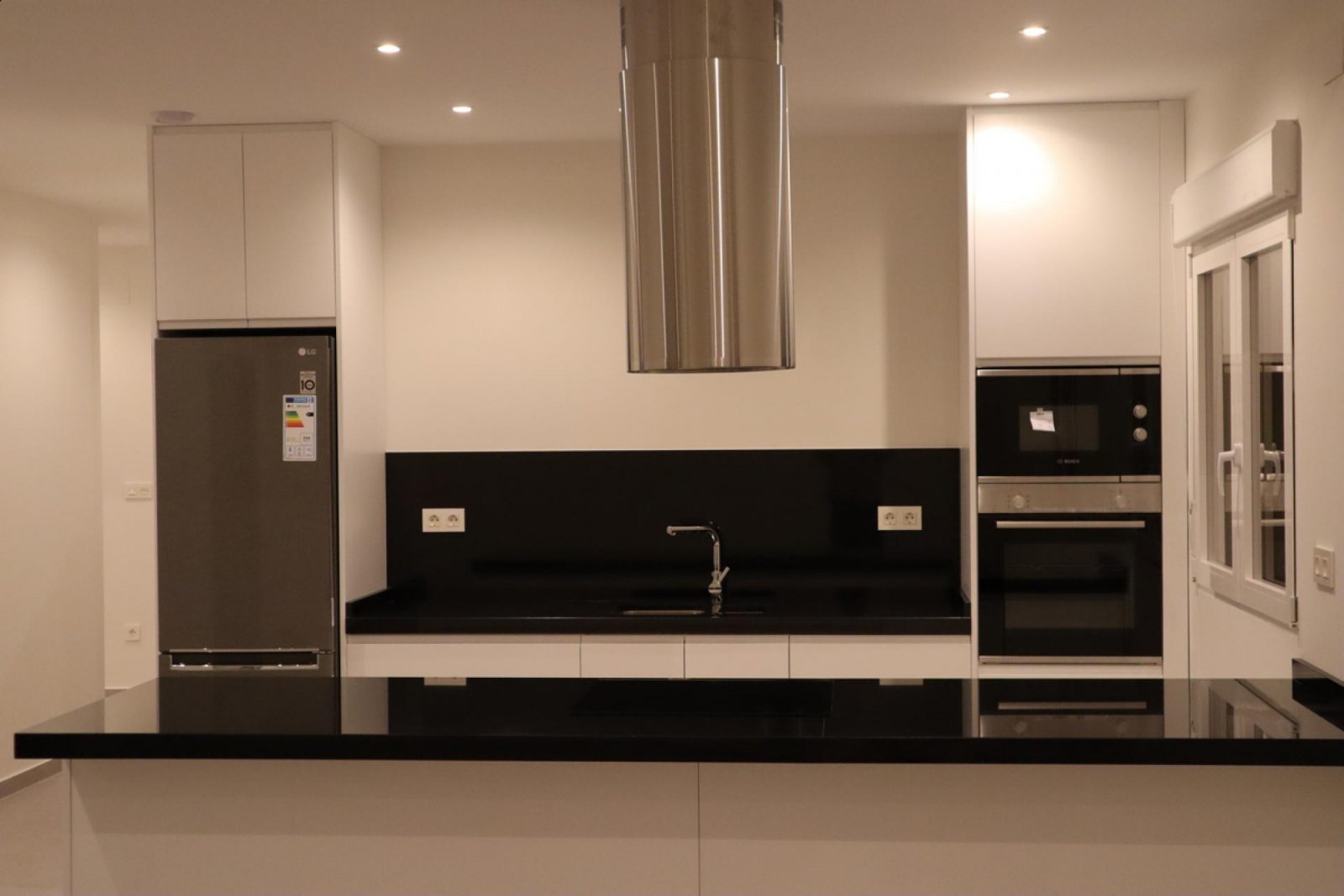 Moderne Neubau-Villa mit Pool & Traumgrundstück