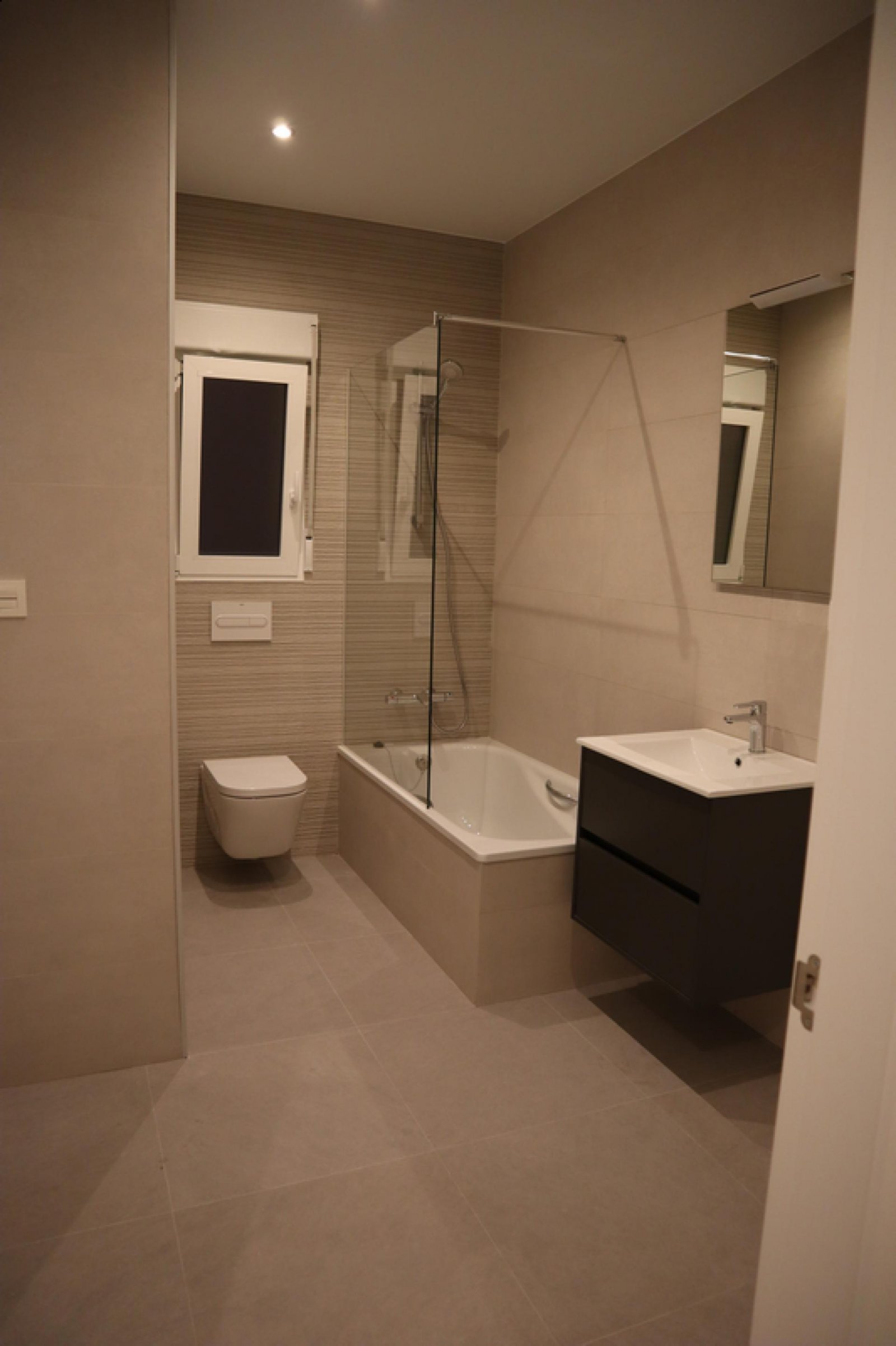 Moderne Neubau-Villa mit Pool & Traumgrundstück