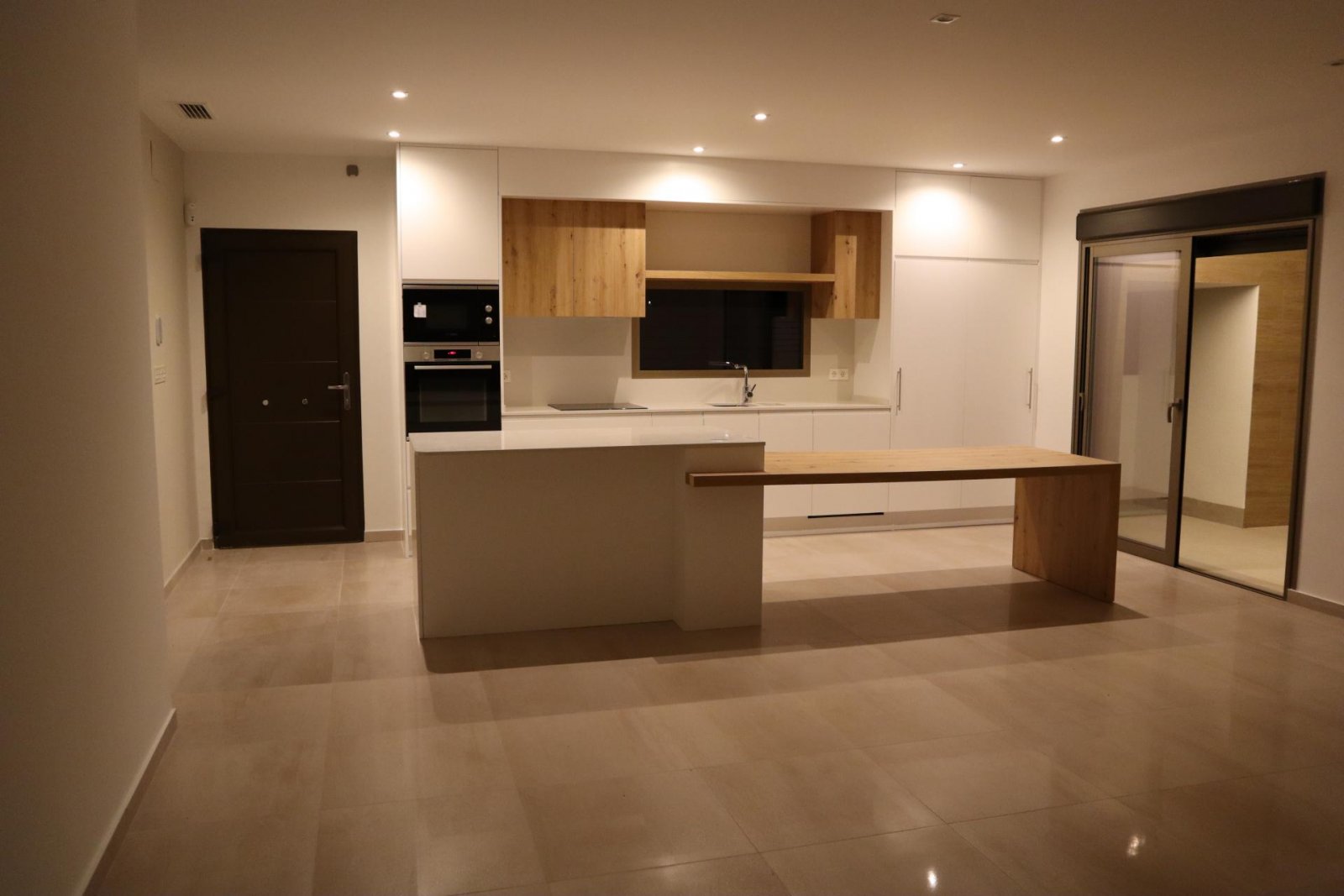 <p>Villa provided with 3 Bedrooms and 3 Bathrooms, private swimming pool and parking space on own plot. </p><p>New modern villa in Aspe, inland Ali...