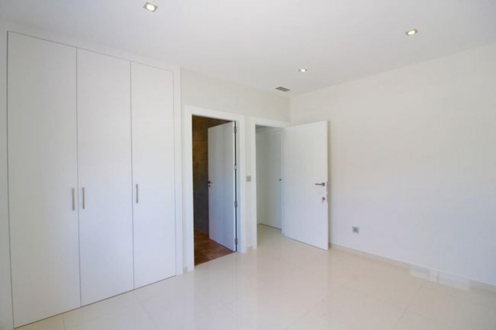 <p>Villa provided with 3 Bedrooms and 3 Bathrooms, private swimming pool and parking space on own plot. </p><p>New modern villa in Aspe, inland Ali...