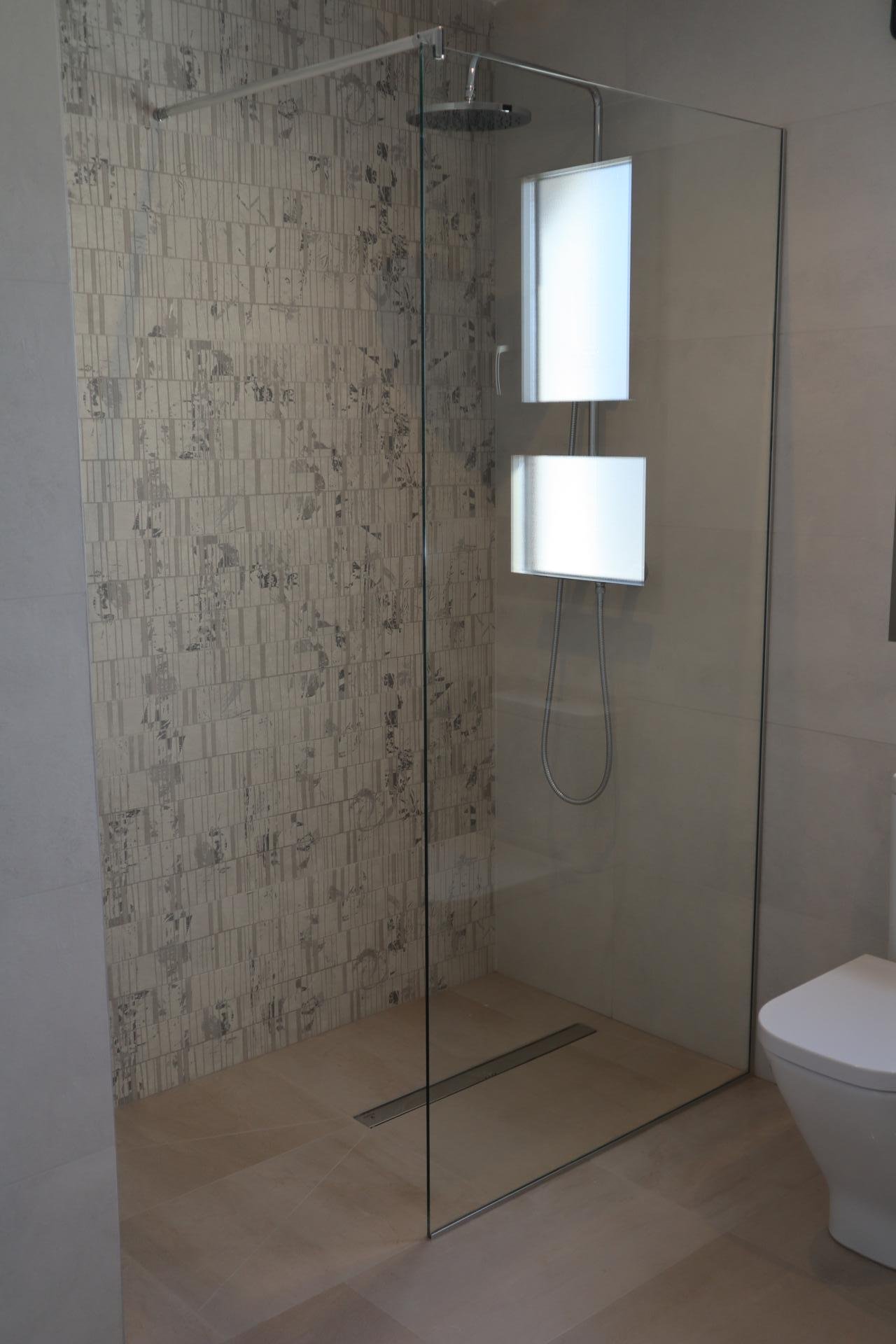 <p>Villa provided with 3 Bedrooms and 3 Bathrooms, private swimming pool and parking space on own plot. </p><p>New modern villa in Aspe, inland Ali...