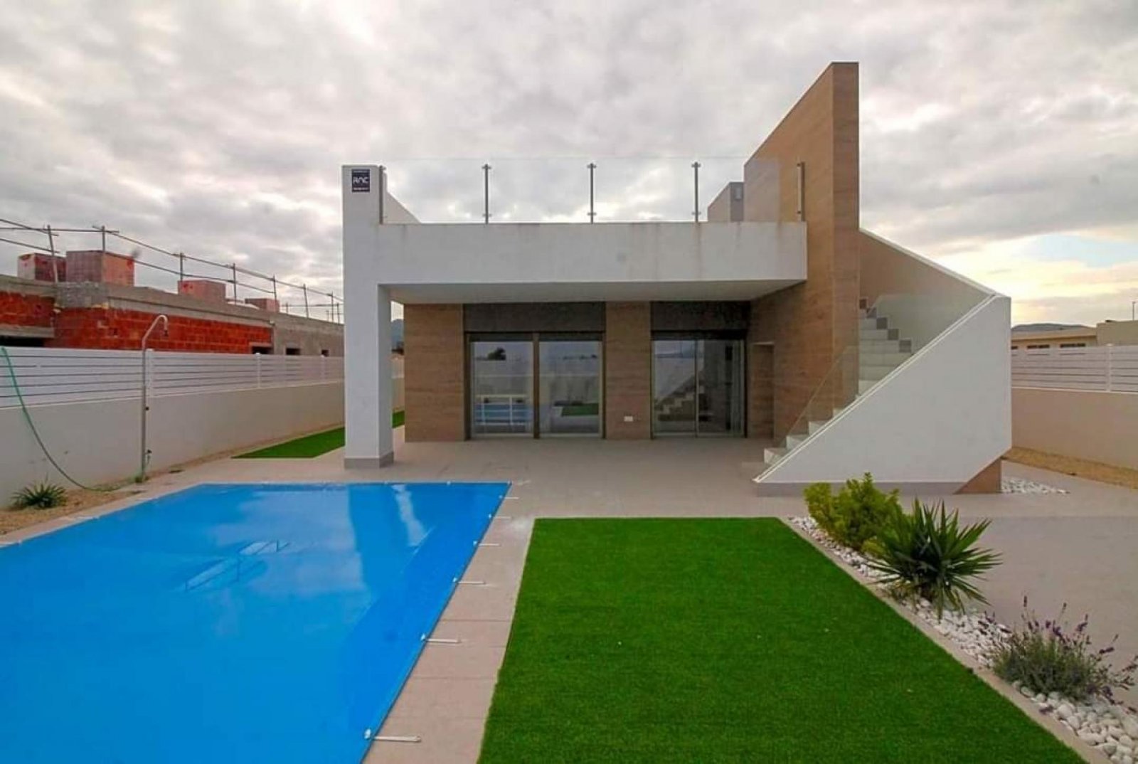 <p>Villa provided with 3 Bedrooms and 2 Bathrooms, private swimming pool and carport. </p><p>New modern villa in Aspe, inland Alicante, Costa Blanc...