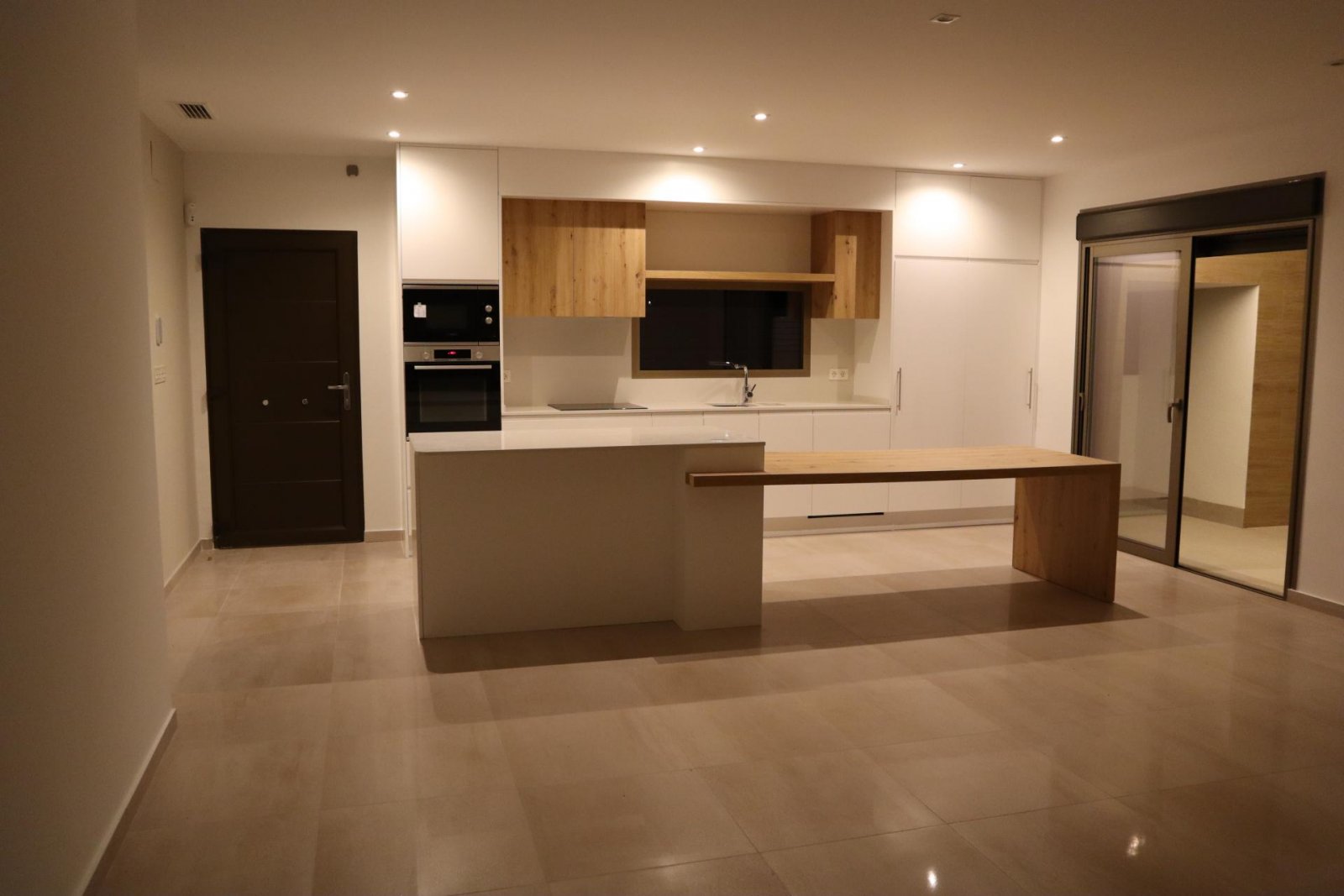 <p>Villa provided with 3 Bedrooms and 2 Bathrooms, private swimming pool and carport. </p><p>New modern villa in Aspe, inland Alicante, Costa Blanc...