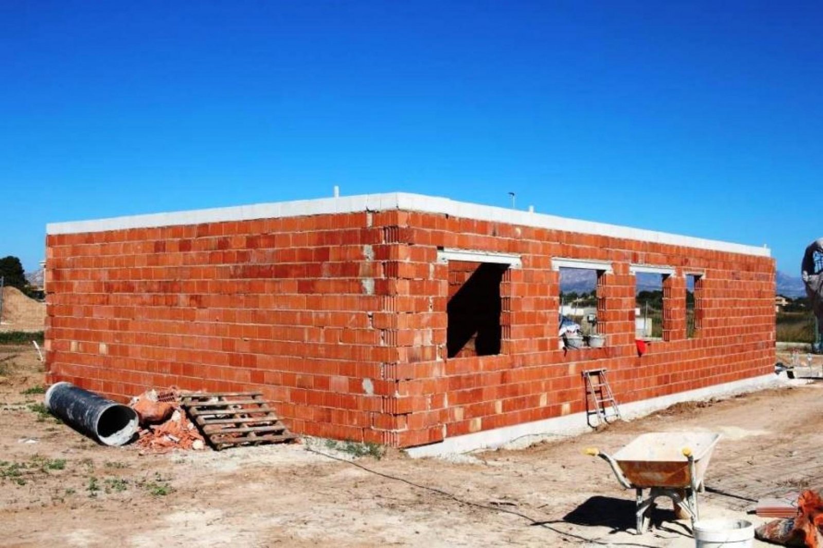 <p>Villa provided with 3 Bedrooms and 2 Bathrooms, private swimming pool and carport. </p><p>New modern villa in Aspe, inland Alicante, Costa Blanc...