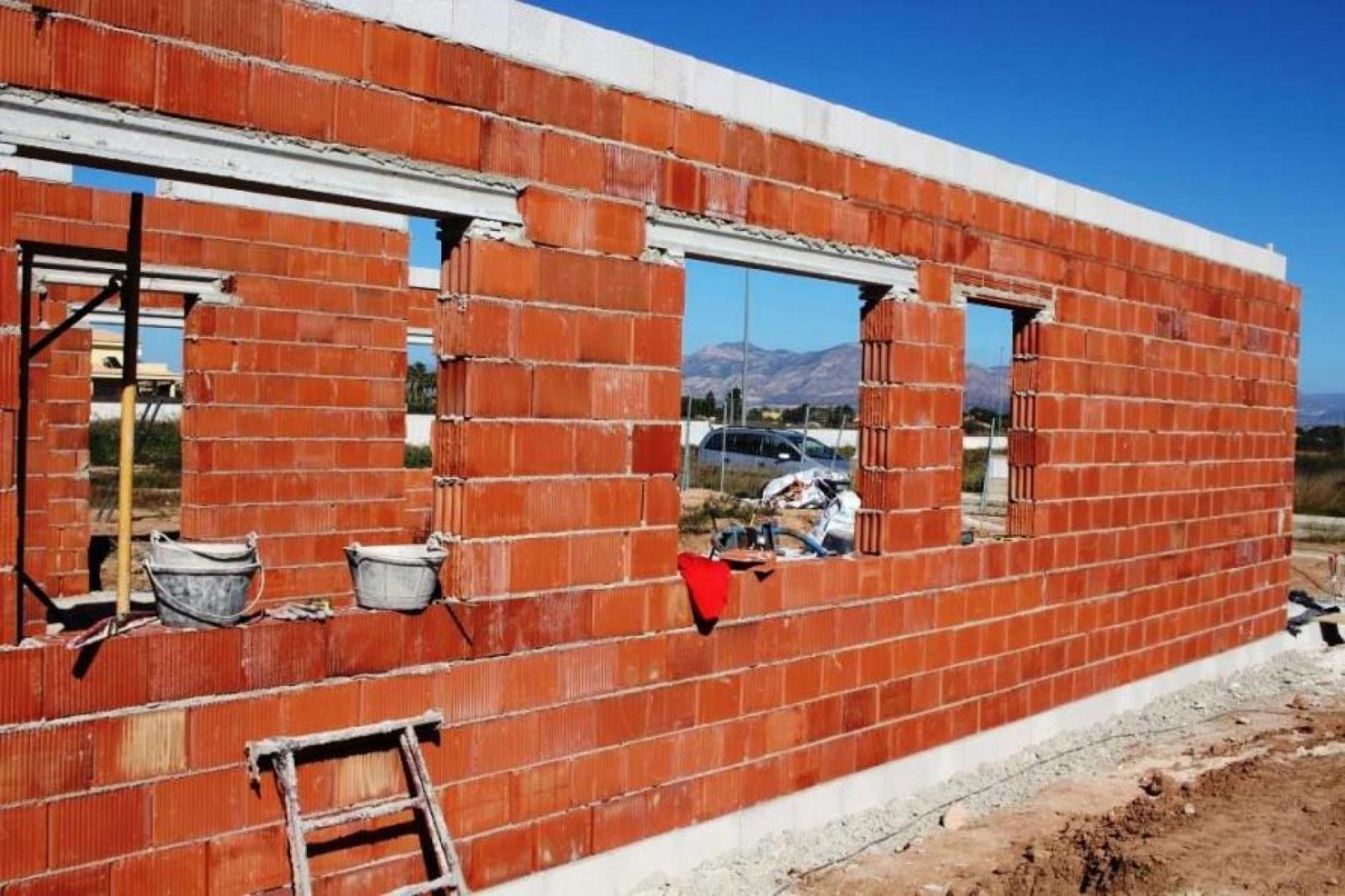 <p>Villa provided with 3 Bedrooms and 2 Bathrooms, private swimming pool and carport. </p><p>New modern villa in Aspe, inland Alicante, Costa Blanc...