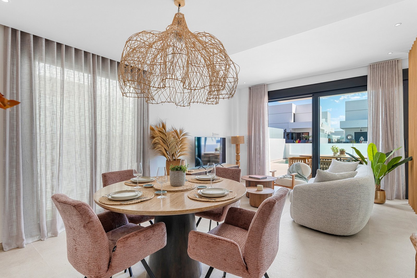 <p>Villa with basement provided with 3 Bedrooms and 2 Bathrooms, private swimming pool and parking space on own plot. </p><p>New complex of innovat...