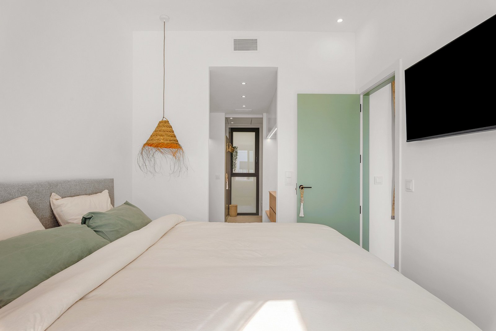 <p>Villa with basement provided with 3 Bedrooms and 2 Bathrooms, private swimming pool and parking space on own plot. </p><p>New complex of innovat...