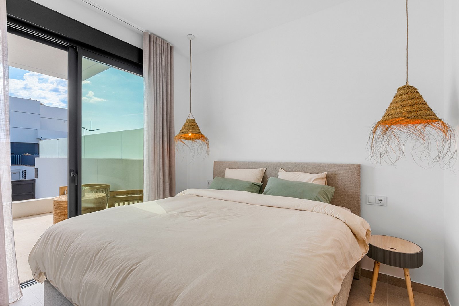 <p>Villa with basement provided with 3 Bedrooms and 2 Bathrooms, private swimming pool and parking space on own plot. </p><p>New complex of innovat...