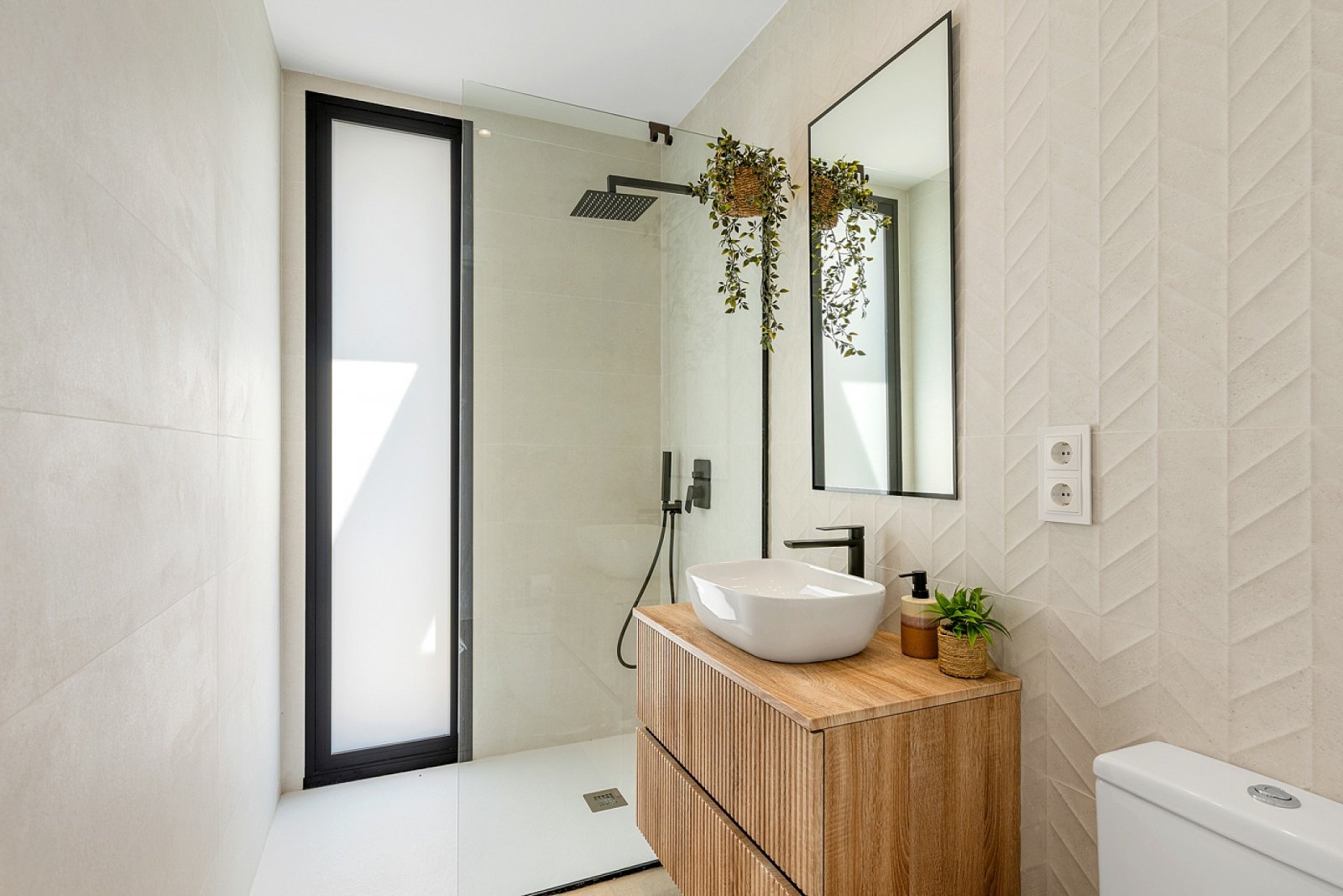 <p>Villa with basement provided with 3 Bedrooms and 2 Bathrooms, private swimming pool and parking space on own plot. </p><p>New complex of innovat...