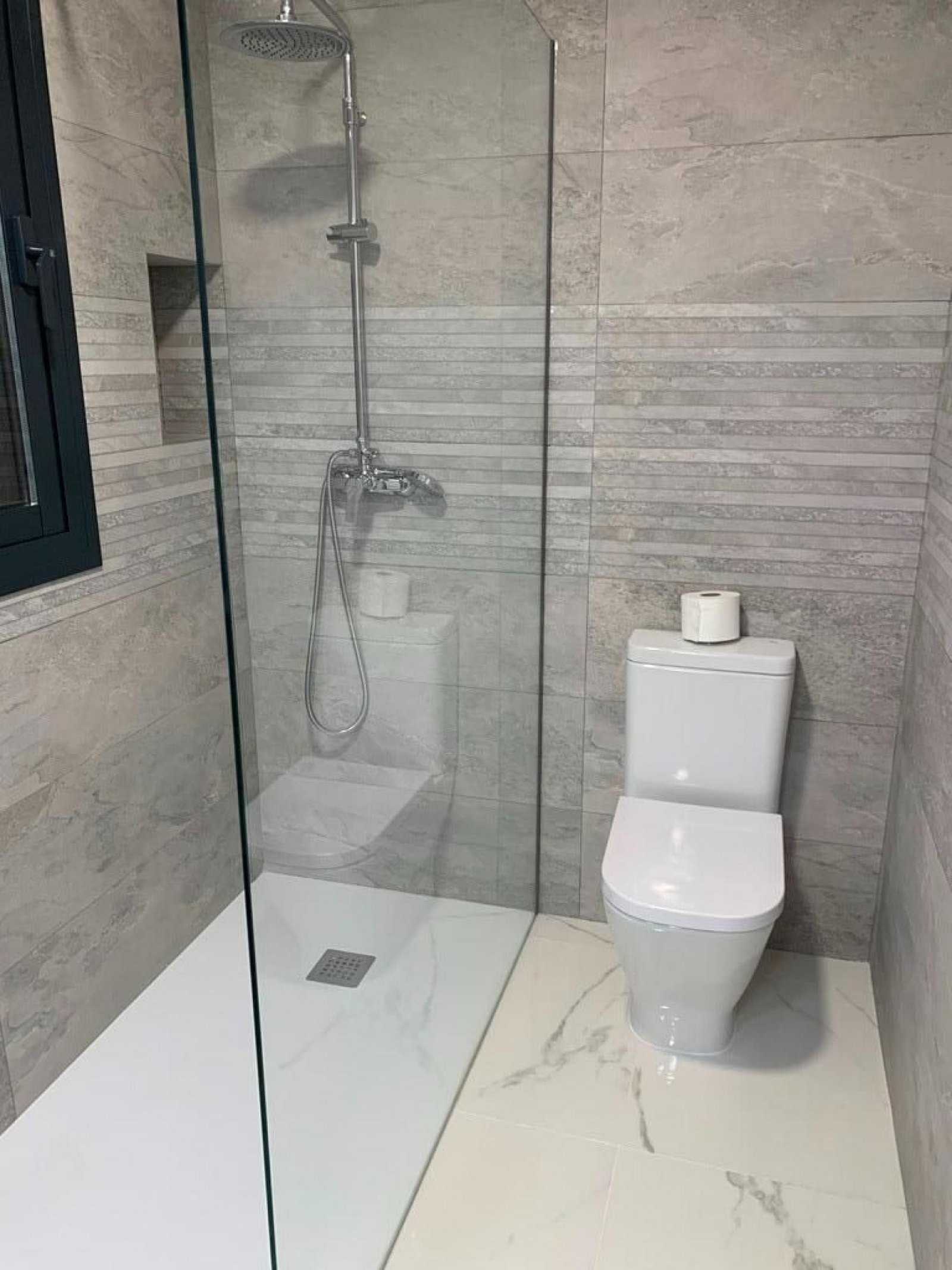 <p>Villa provided with 3 Bedrooms and 2 Bathrooms, optional swimming pool and parking space on own plot. </p><p>Modern New Build Villa in various c...