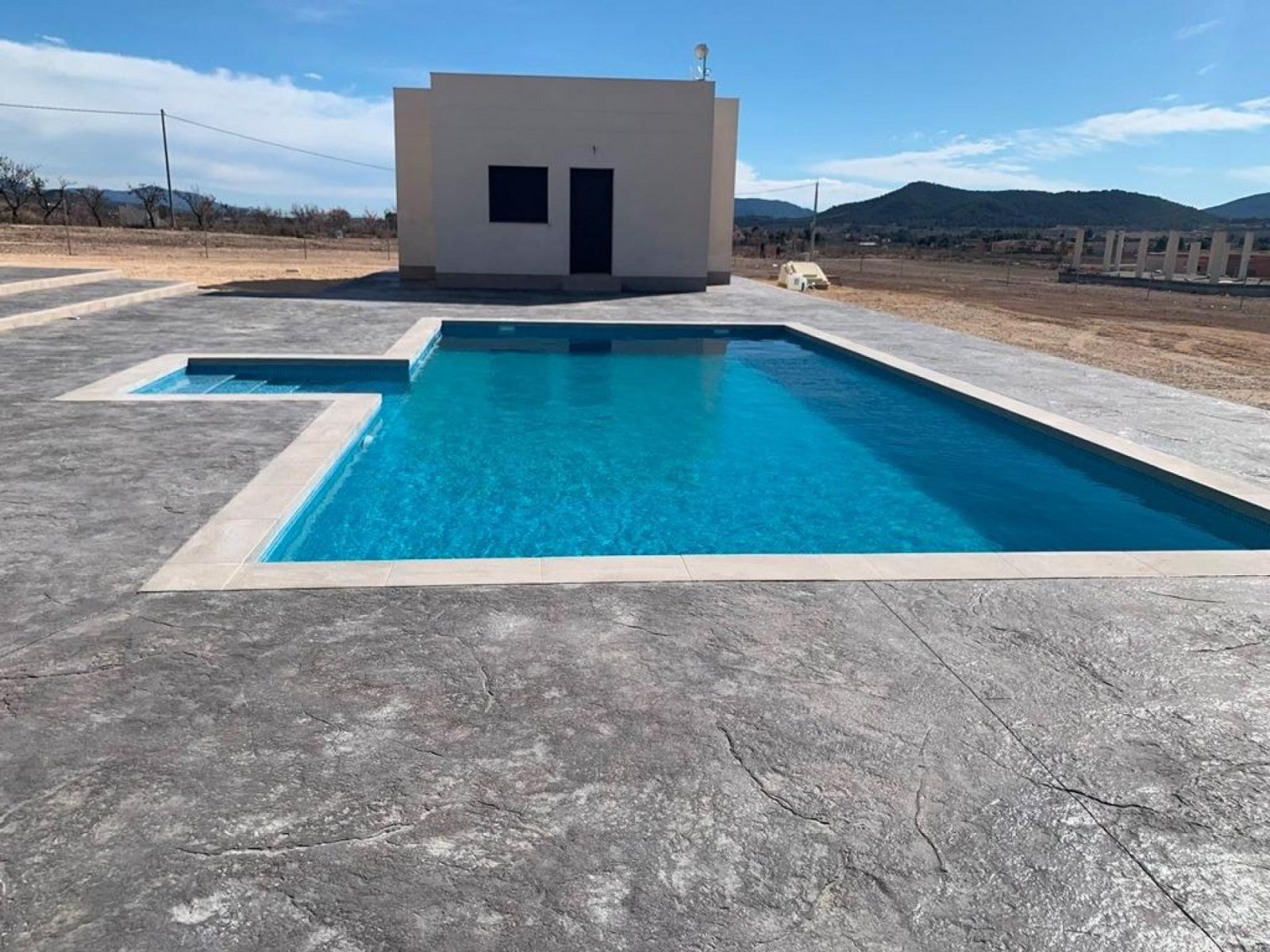<p>Villa provided with 3 Bedrooms and 2 Bathrooms, optional swimming pool and parking space on own plot. </p><p>Modern New Build Villa in various c...