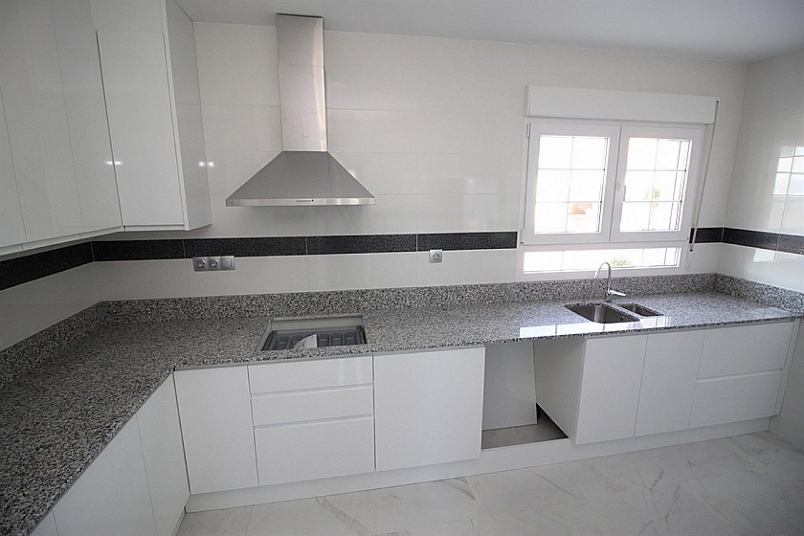 Maßgeschneiderte Villen mit Pool und Gästehaus in Alicante