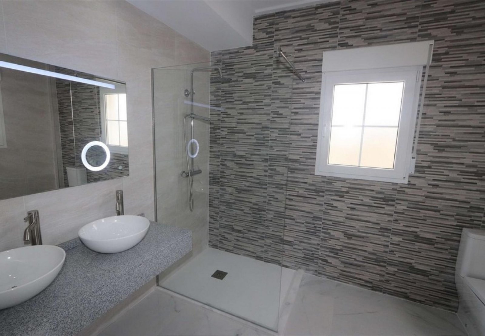 Maßgeschneiderte Villen mit Pool und Gästehaus in Alicante