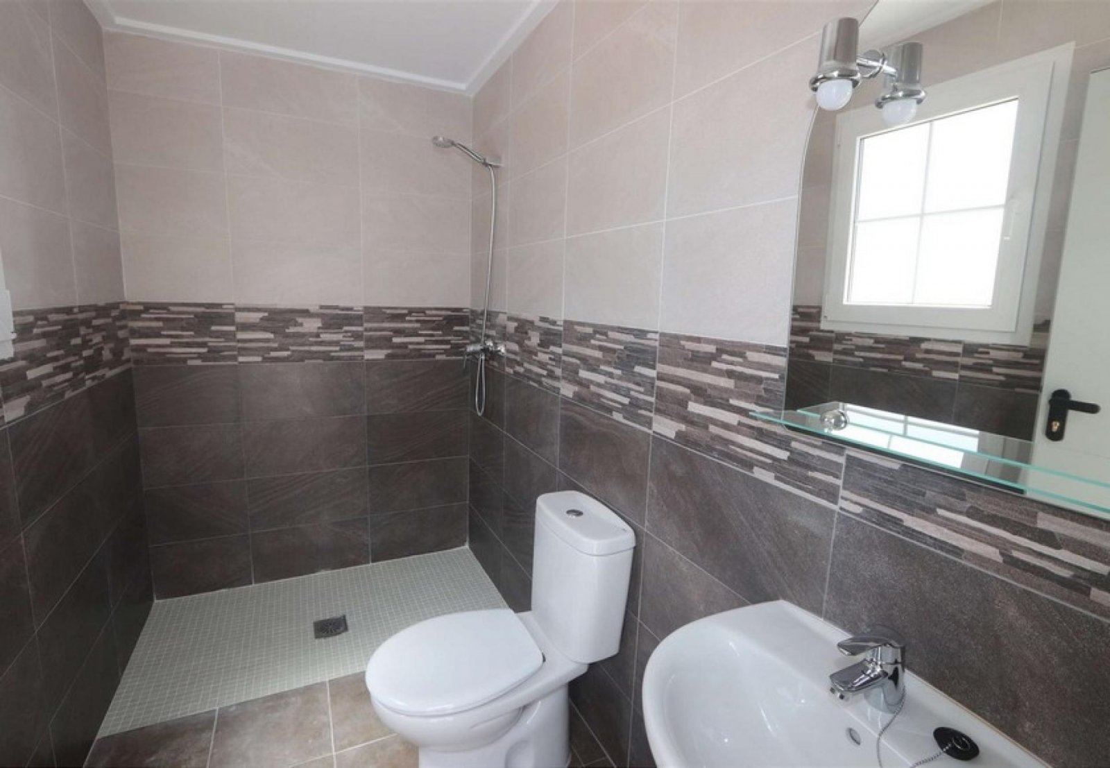 Maßgeschneiderte Villen mit Pool und Gästehaus in Alicante