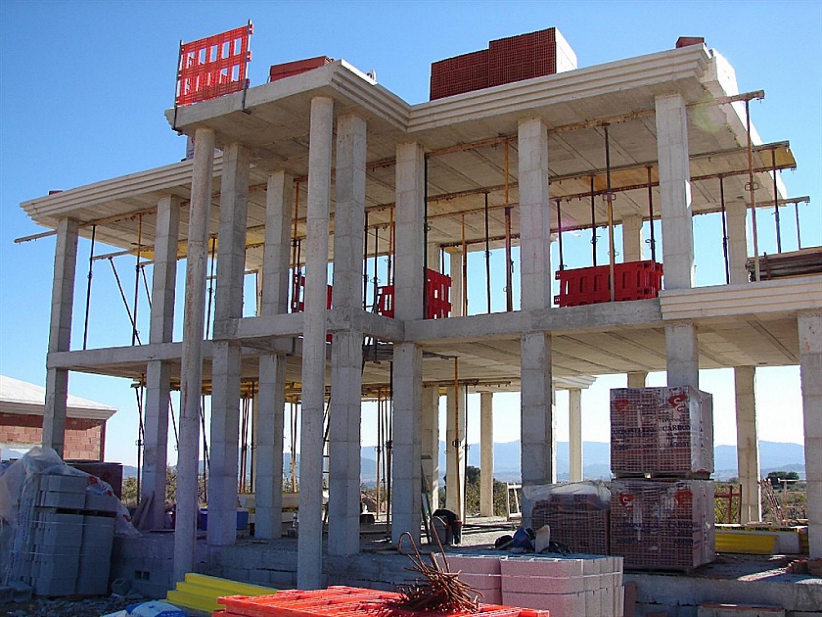 Maßgeschneiderte Villen mit Pool und Gästehaus in Alicante