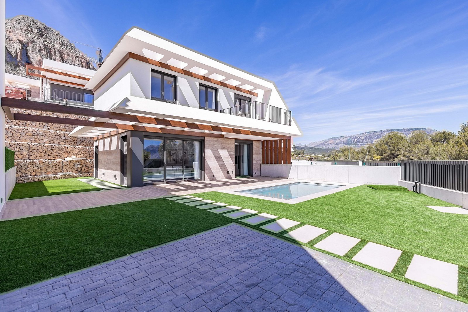 Polop: <p>Villa provided with 3 Bedrooms and 2 Bathrooms, optional swimming pool and parking space on own plot. </p><p>Discover these beautiful villas loc... 