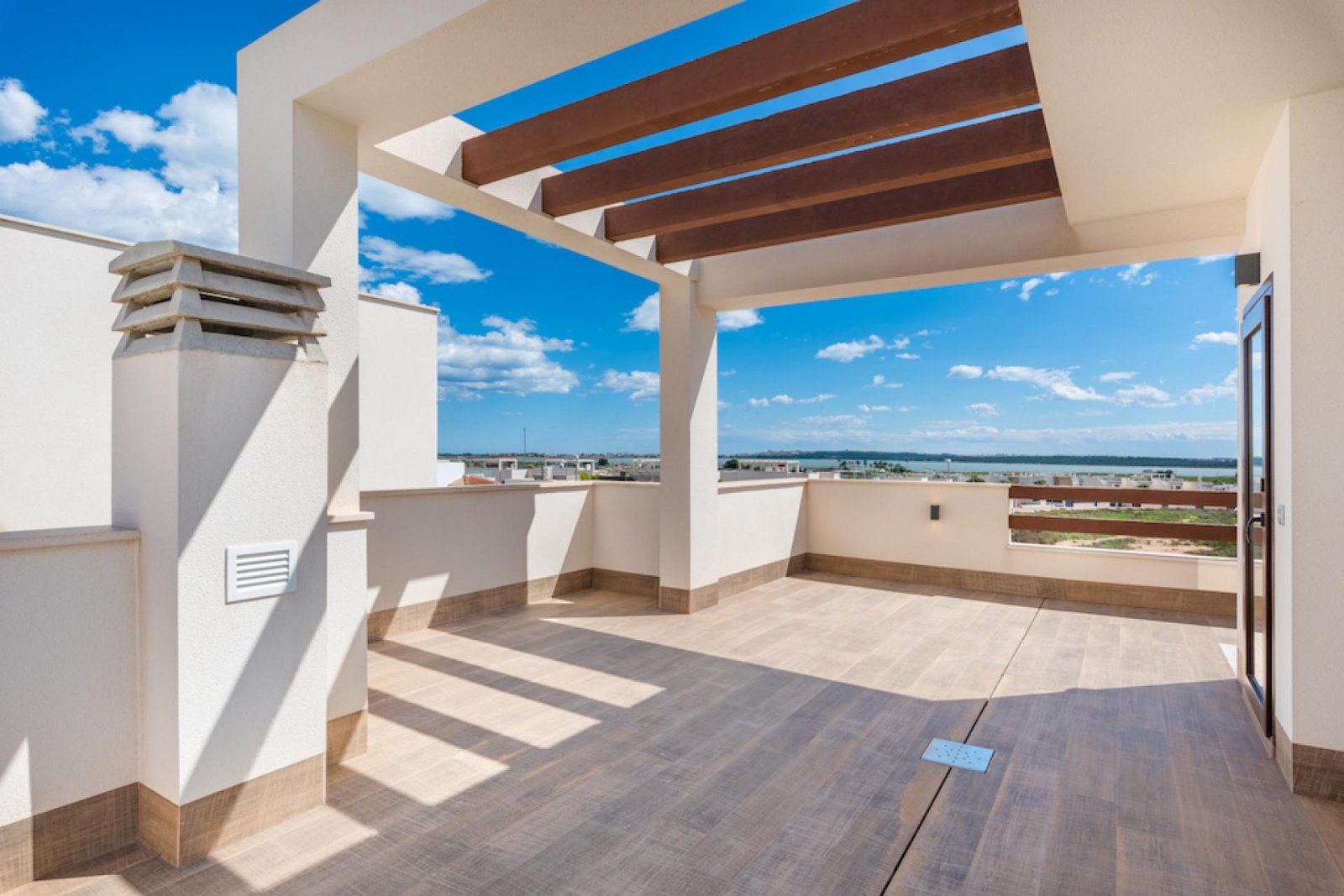 <p>Villa provided with 3 Bedrooms and 3 Bathrooms, private swimming pool and parking space on own plot. </p><p>This new residence consists of 11 in...