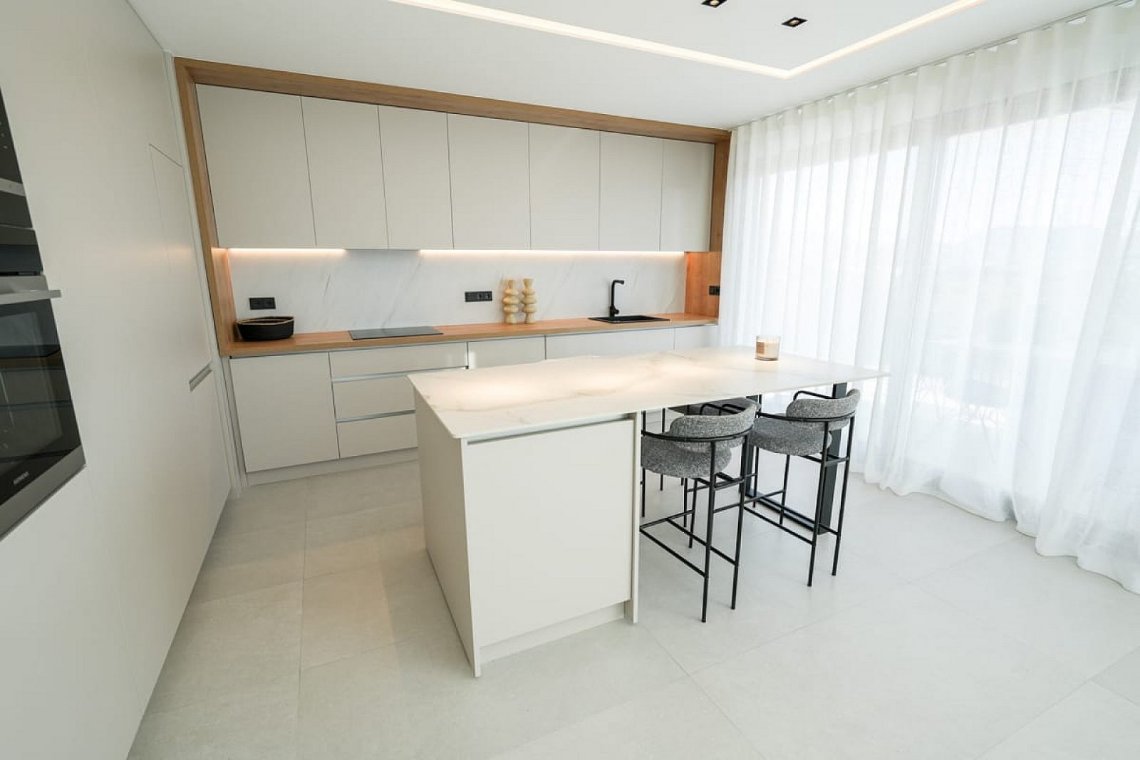 <p>Villa with basement provided with 3 Bedrooms and 3 Bathrooms, infinity swimming pool and underground garage with cellar. </p><p>Prime location c...