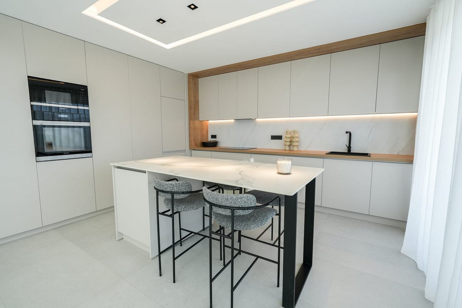 <p>Villa with basement provided with 3 Bedrooms and 3 Bathrooms, infinity swimming pool and underground garage with cellar. </p><p>Prime location c...