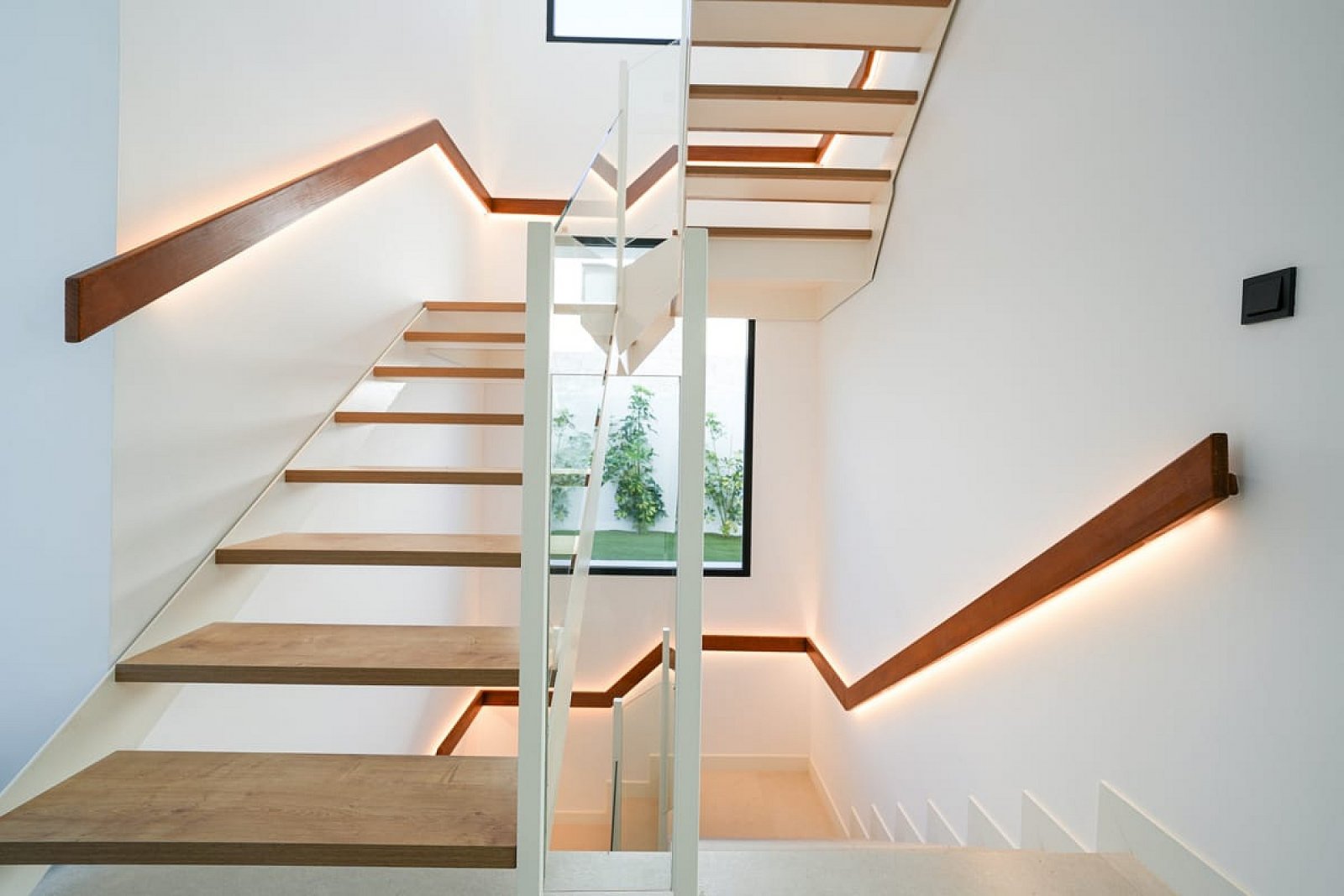 <p>Villa with basement provided with 3 Bedrooms and 3 Bathrooms, infinity swimming pool and underground garage with cellar. </p><p>Prime location c...