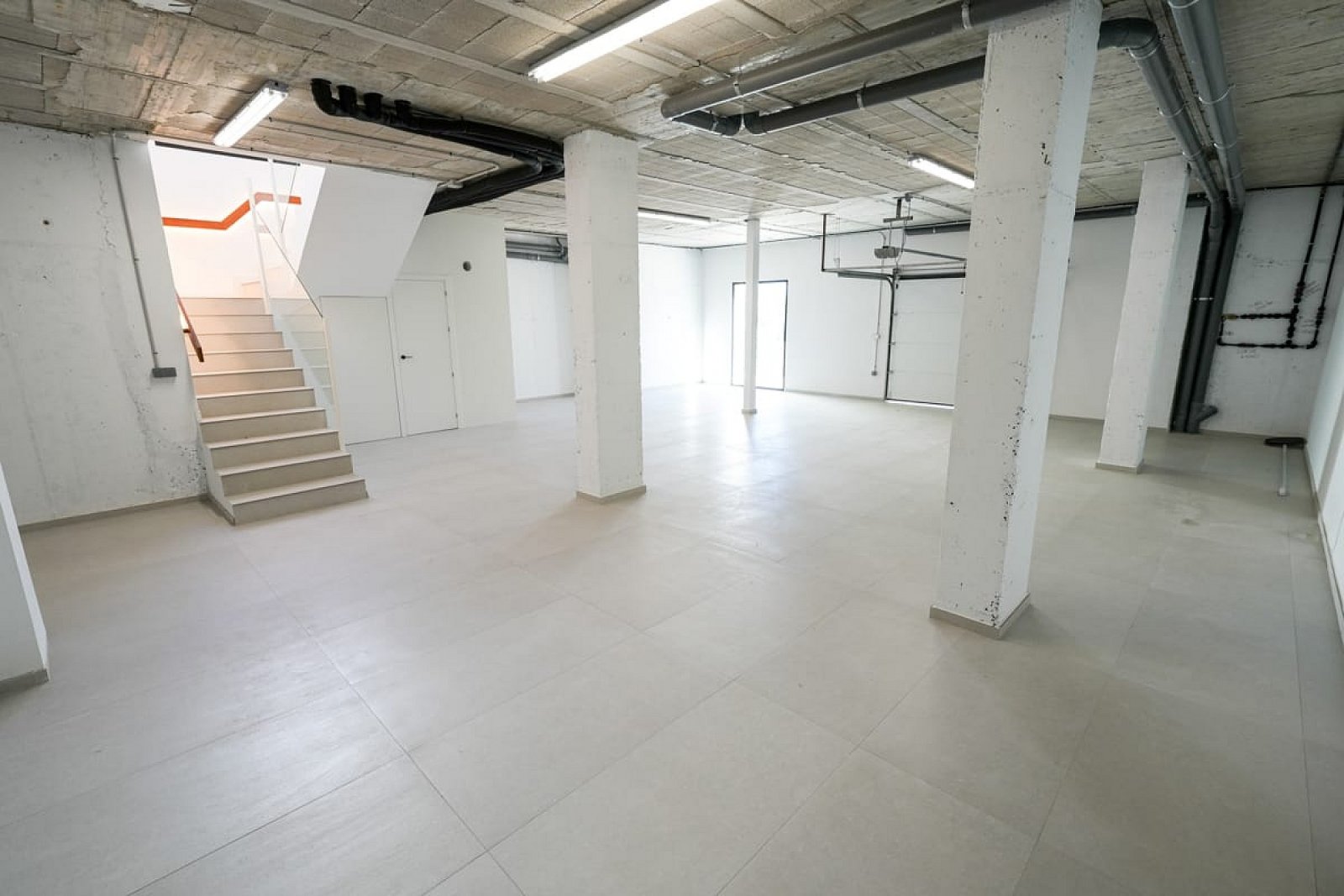 <p>Villa with basement provided with 3 Bedrooms and 3 Bathrooms, infinity swimming pool and underground garage with cellar. </p><p>Prime location c...