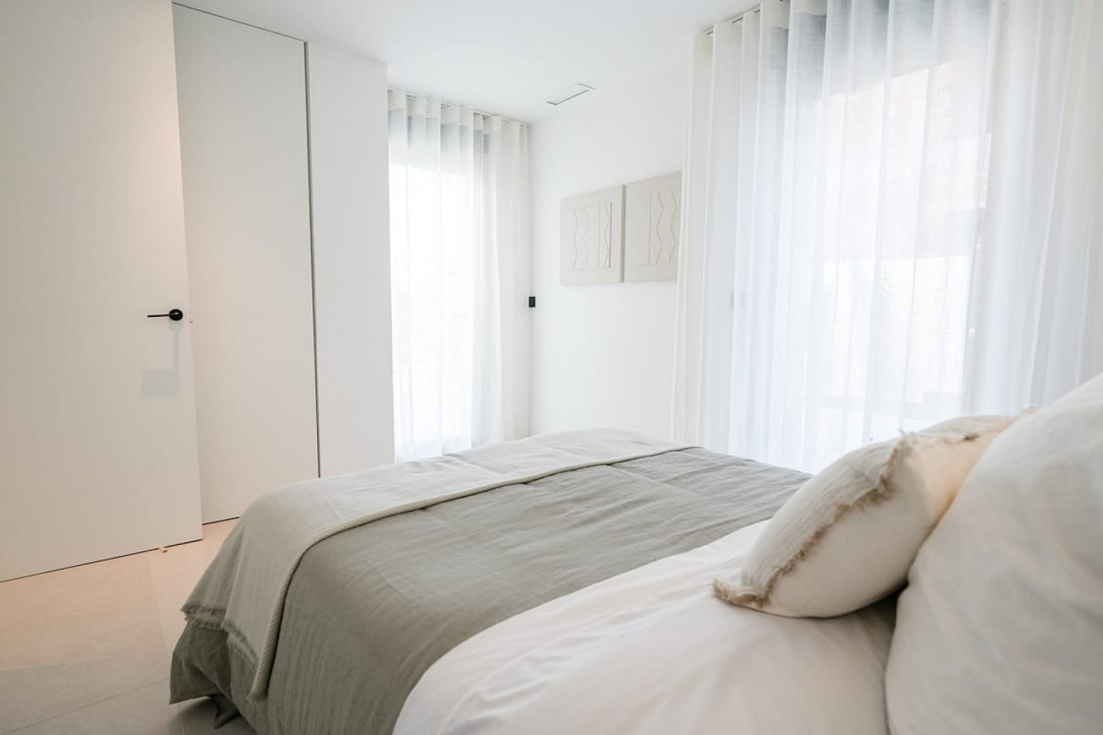 <p>Villa with basement provided with 3 Bedrooms and 3 Bathrooms, infinity swimming pool and underground garage with cellar. </p><p>Prime location c...