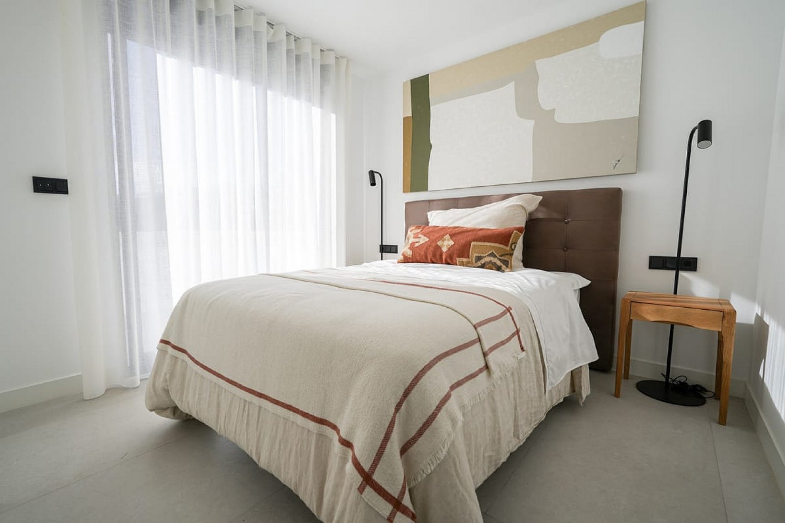 <p>Villa with basement provided with 3 Bedrooms and 3 Bathrooms, infinity swimming pool and underground garage with cellar. </p><p>Prime location c...