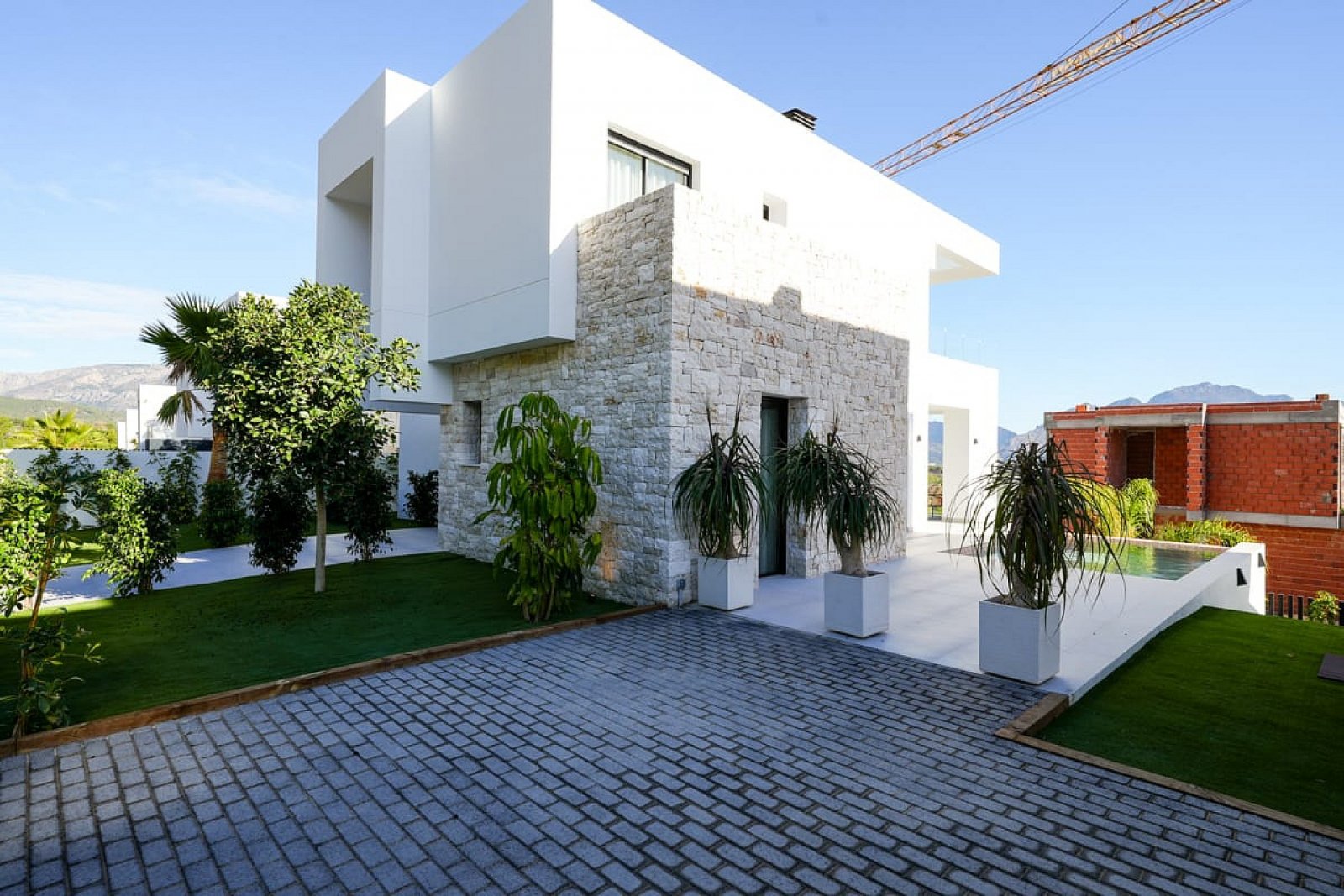 <p>Villa with basement provided with 3 Bedrooms and 3 Bathrooms, infinity swimming pool and underground garage with cellar. </p><p>Prime location c...