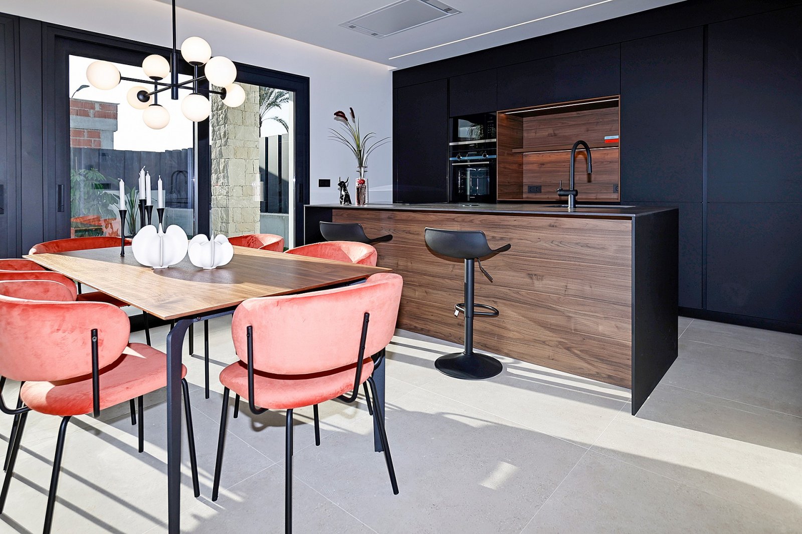 <p>Villa provided with 3 Bedrooms and 2 Bathrooms, private swimming pool and parking space on own plot. </p>