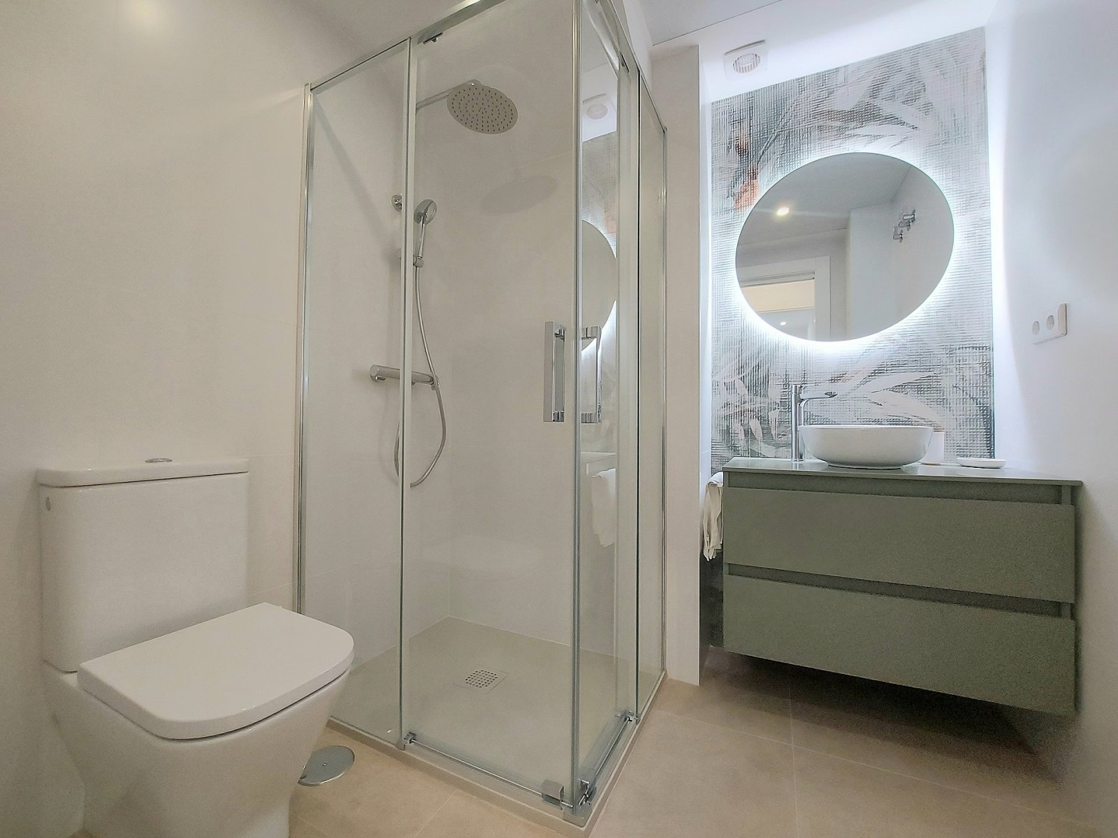 <p>Terraced villa provided with 3 Bedrooms and 3 Bathrooms, private swimming pool and parking space on own plot. </p><p>Beautiful ready-to-use new-...