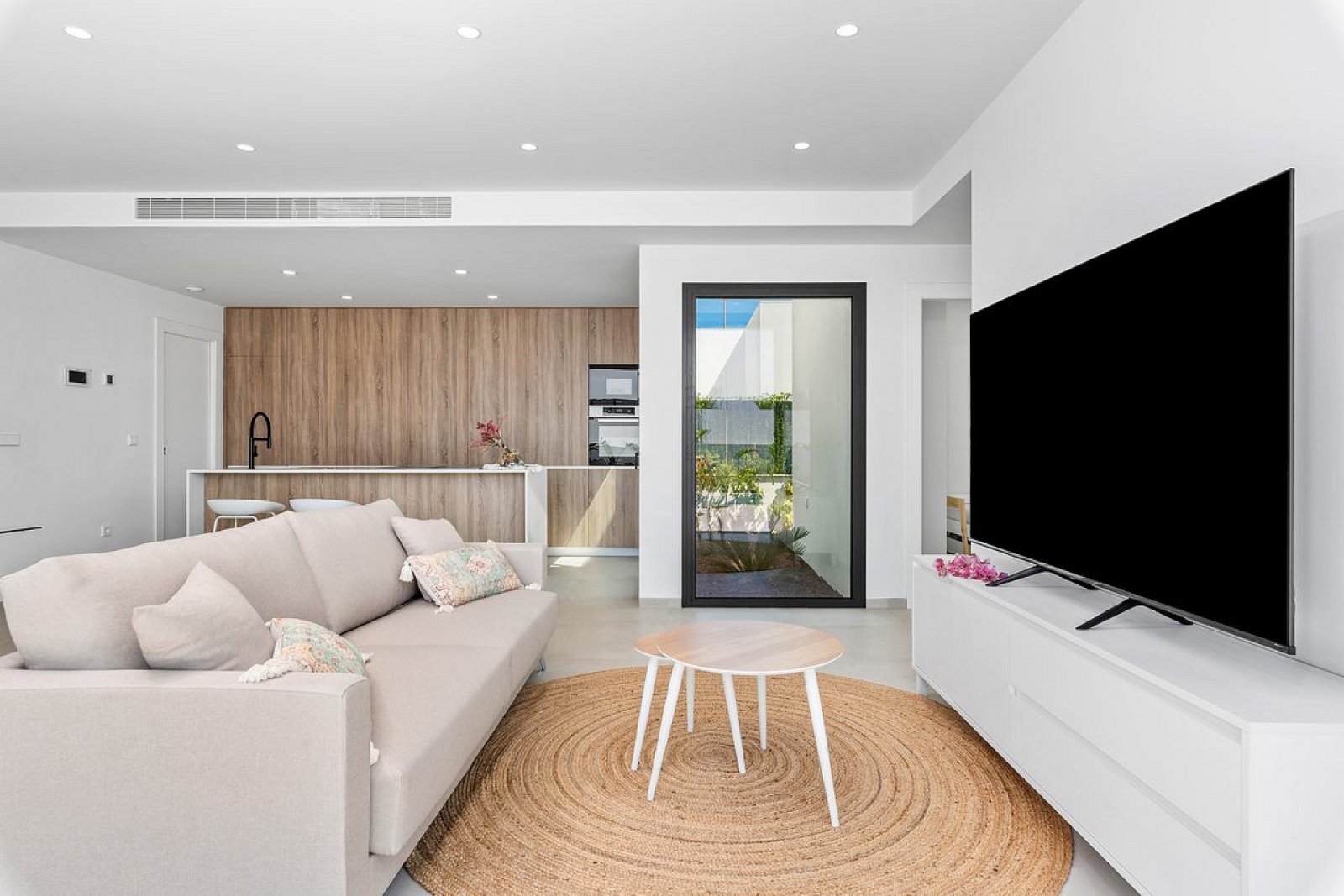 <p>Villa provided with 3 Bedrooms and 3 Bathrooms, private swimming pool and parking space on own plot. </p>